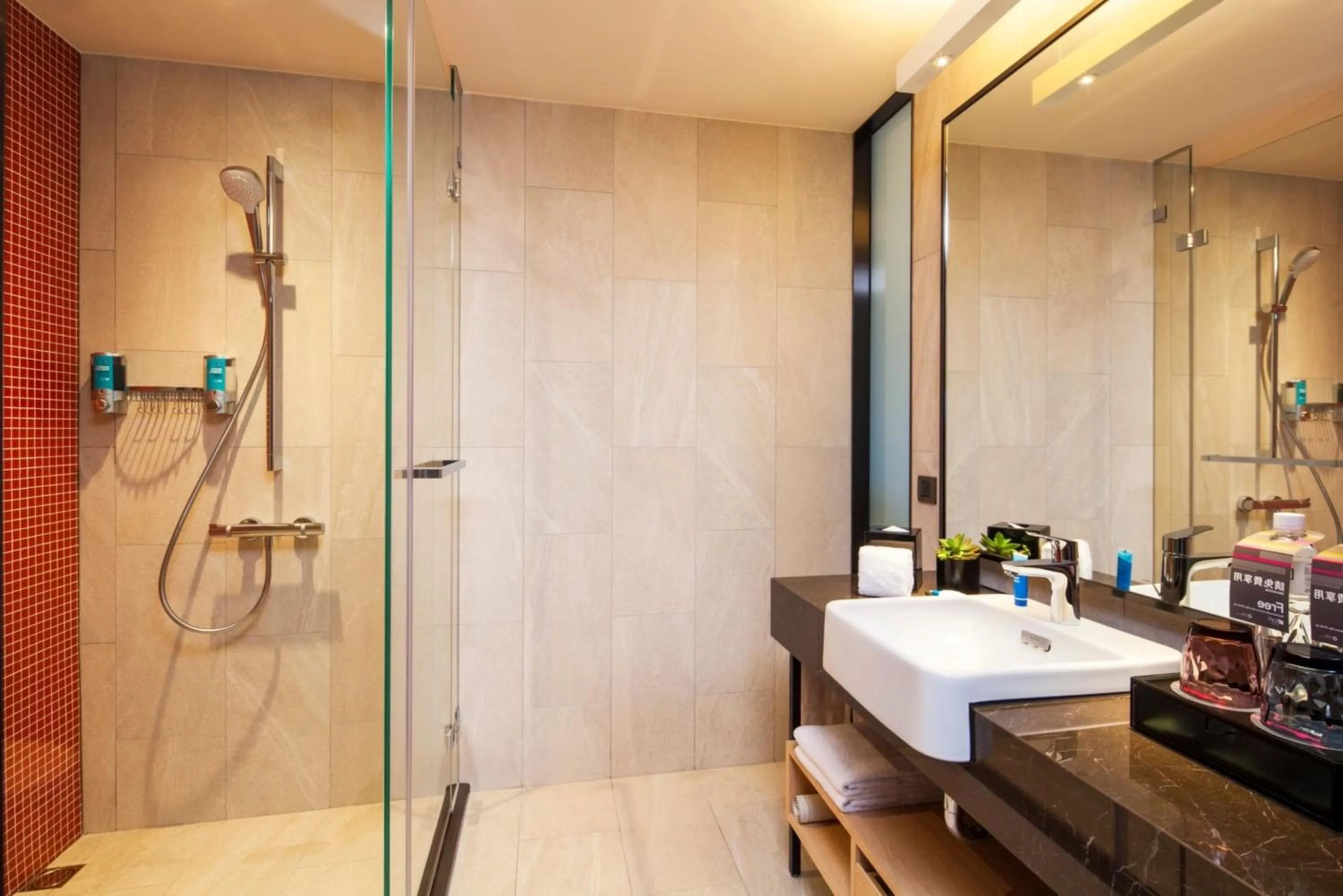Shower in Aloft Taipei Beitou