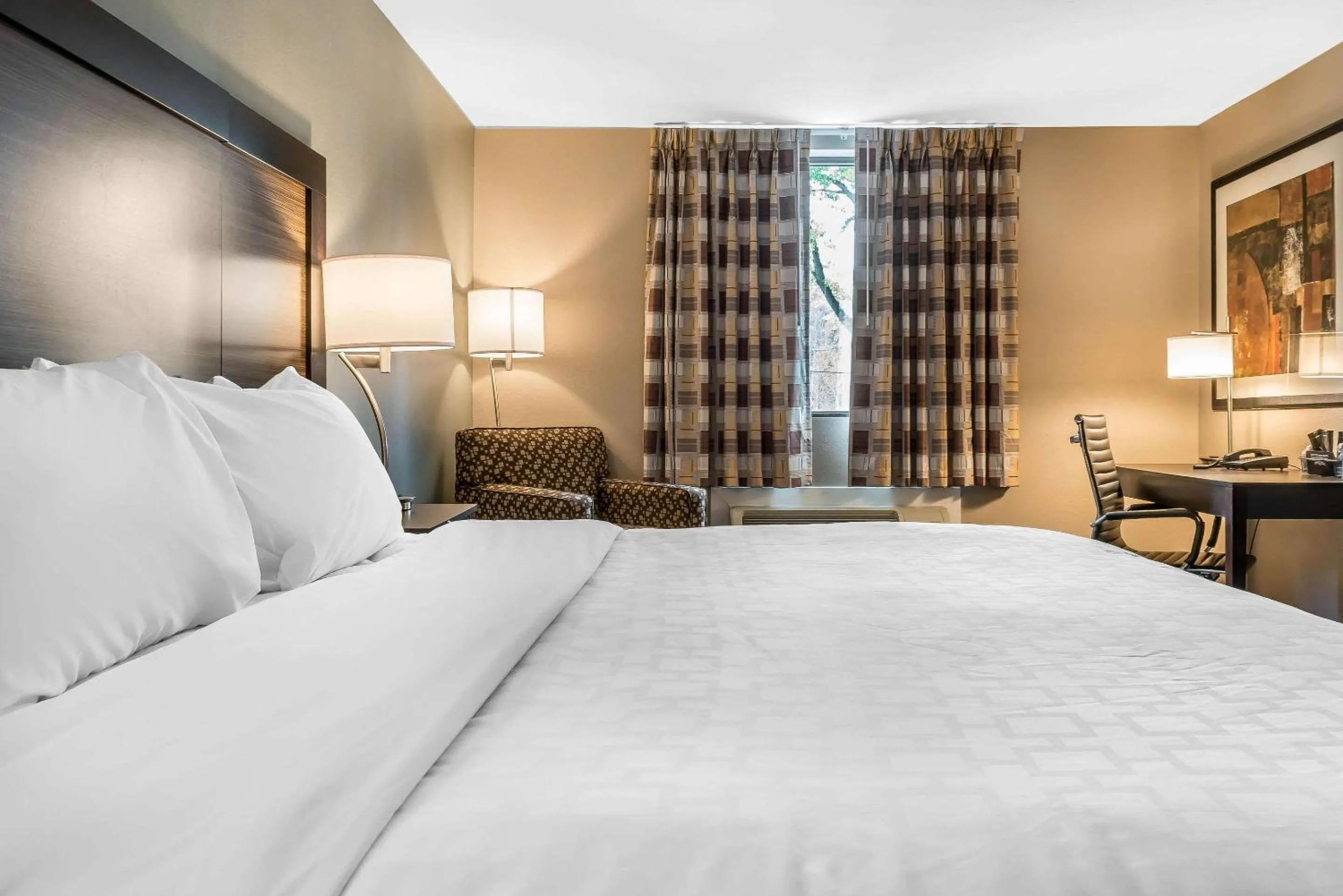 Bedroom, Bed in Clarion Inn Belle Vernon