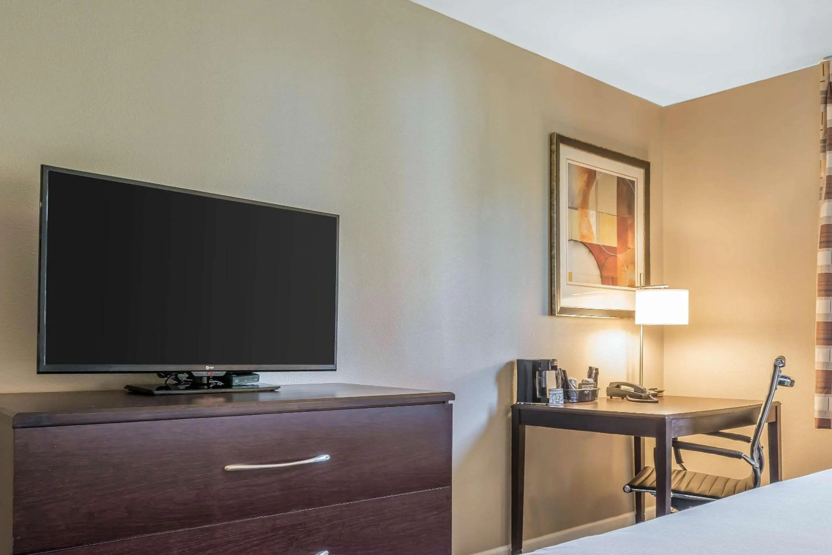 Bedroom in Clarion Inn Belle Vernon