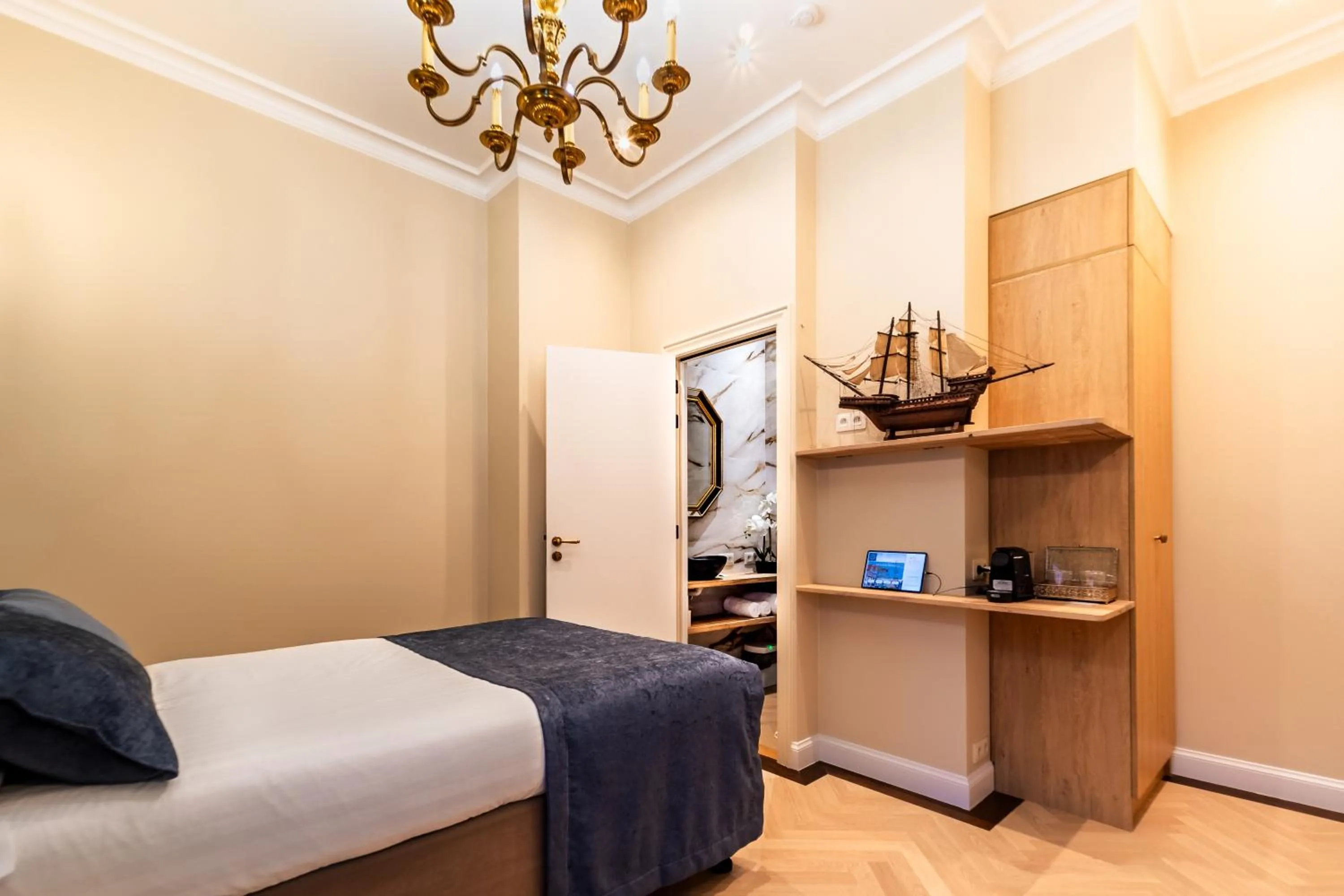 Photo of the whole room, Bed in Hotel Leopold