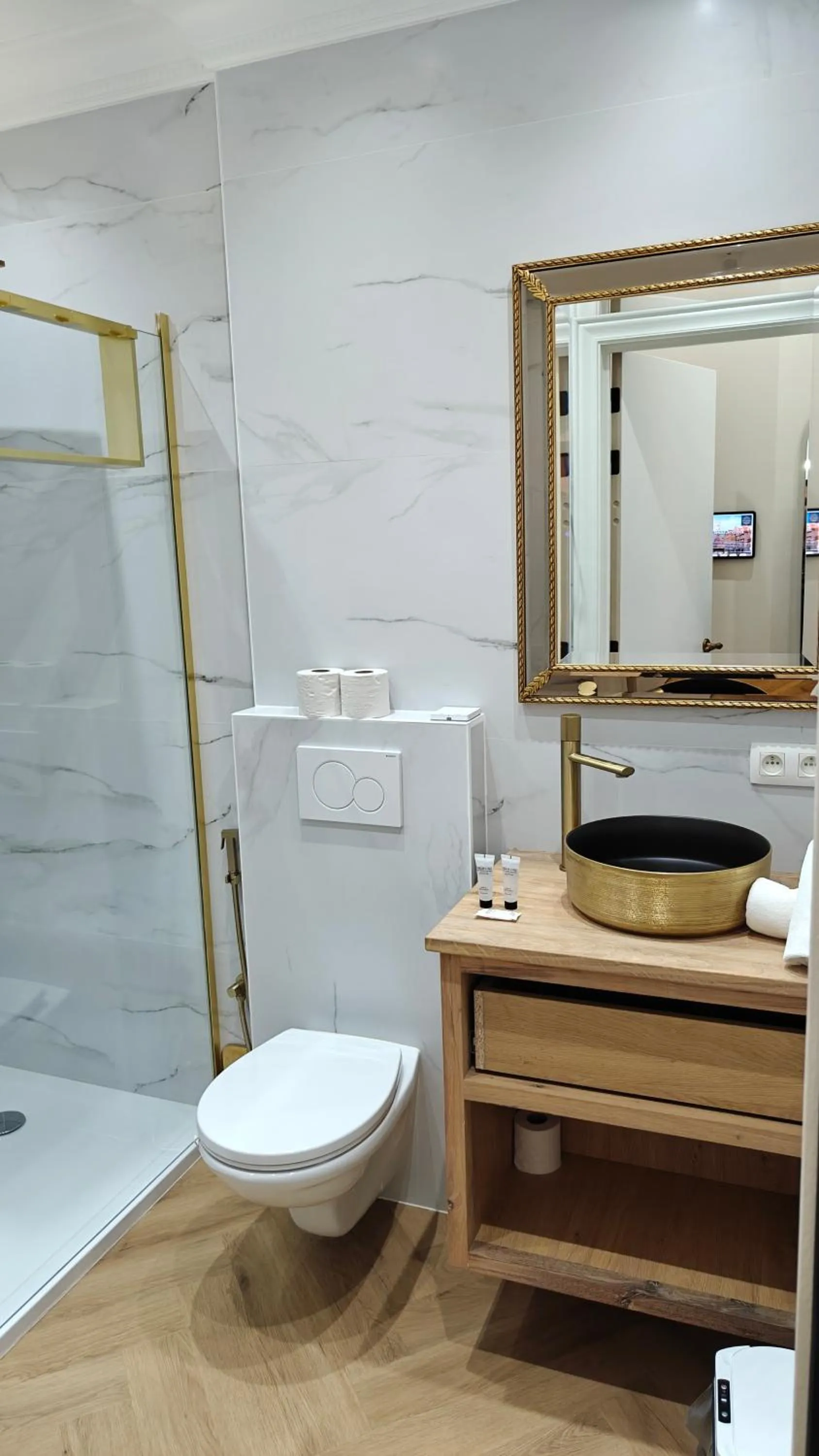 Toilet in Hotel Leopold