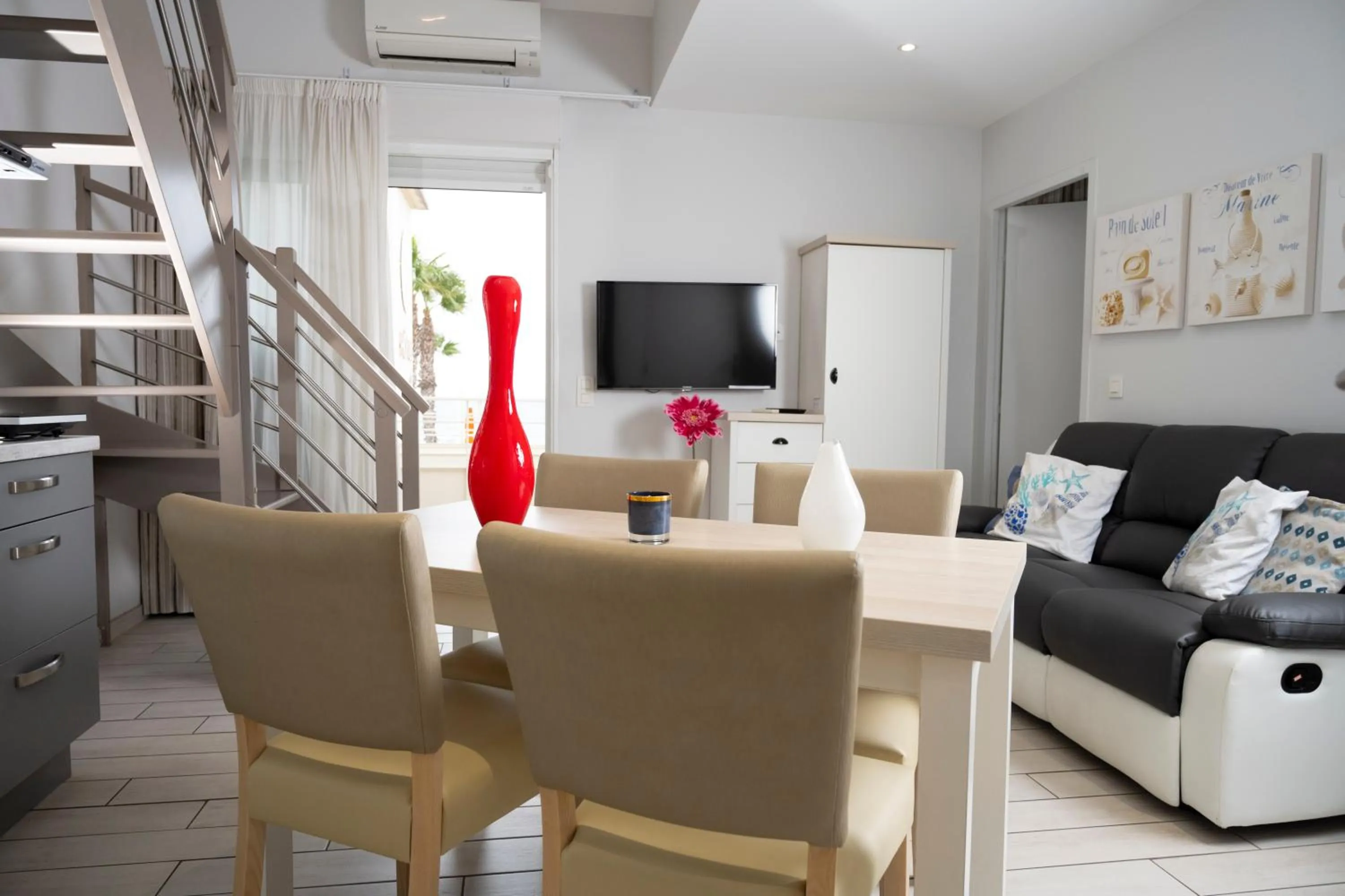 Communal lounge/ TV room in Hotel La Ciotat - A deux pas de l'eau