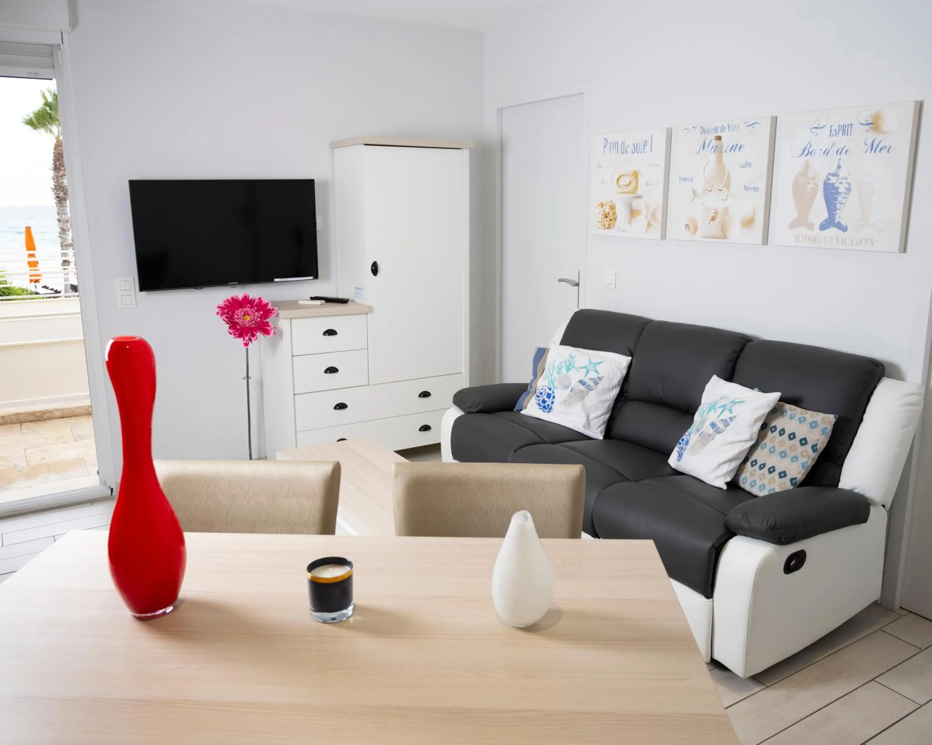 TV and multimedia in Hotel La Ciotat - A deux pas de l'eau