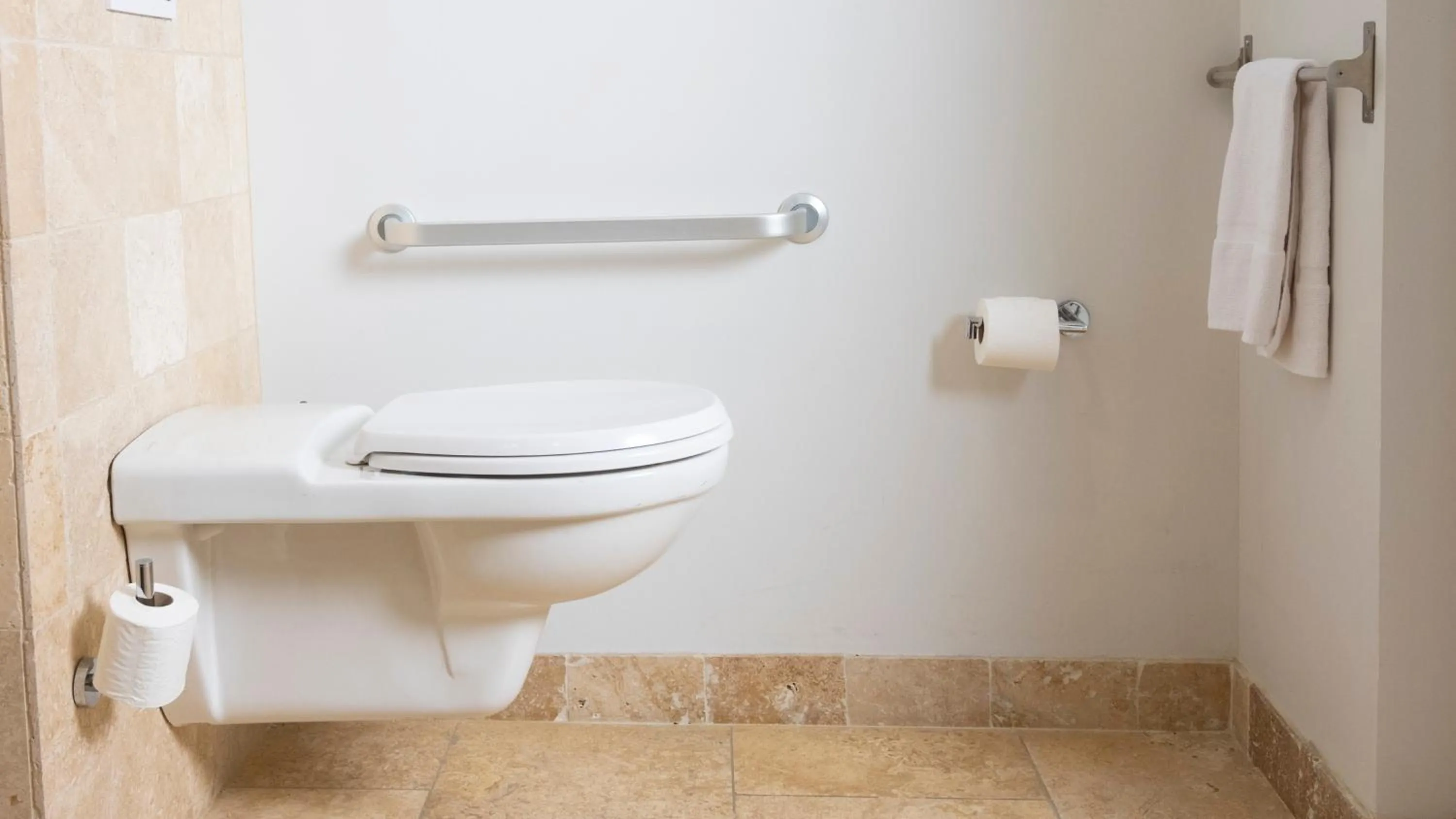 Toilet in Hotel La Ciotat - A deux pas de l'eau