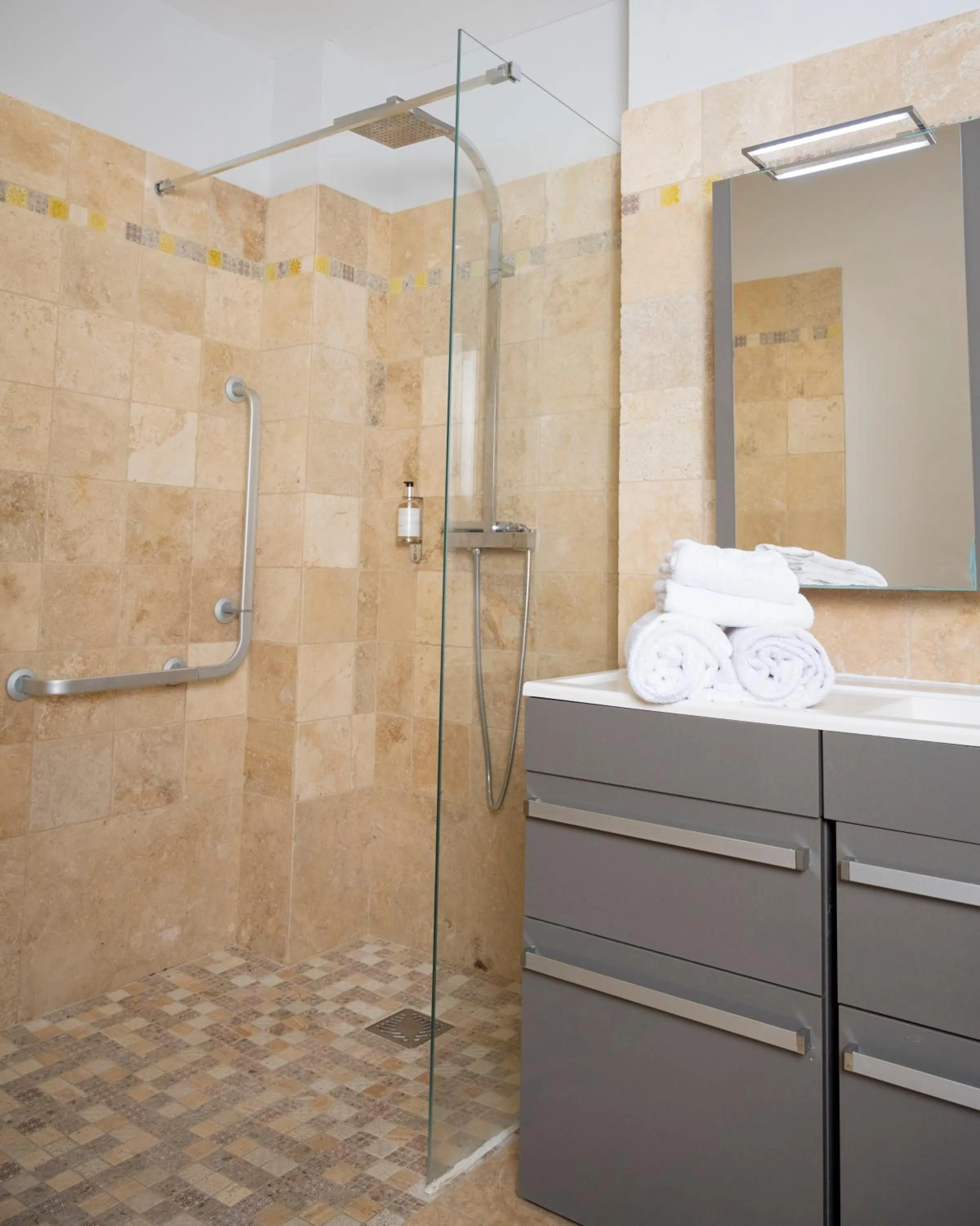 Shower in Hotel La Ciotat - A deux pas de l'eau