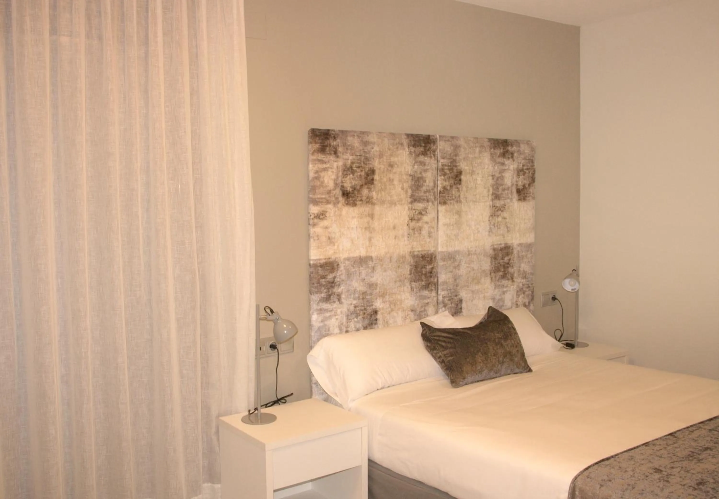 Bedroom, Bed in Apartamentos Real Lleida