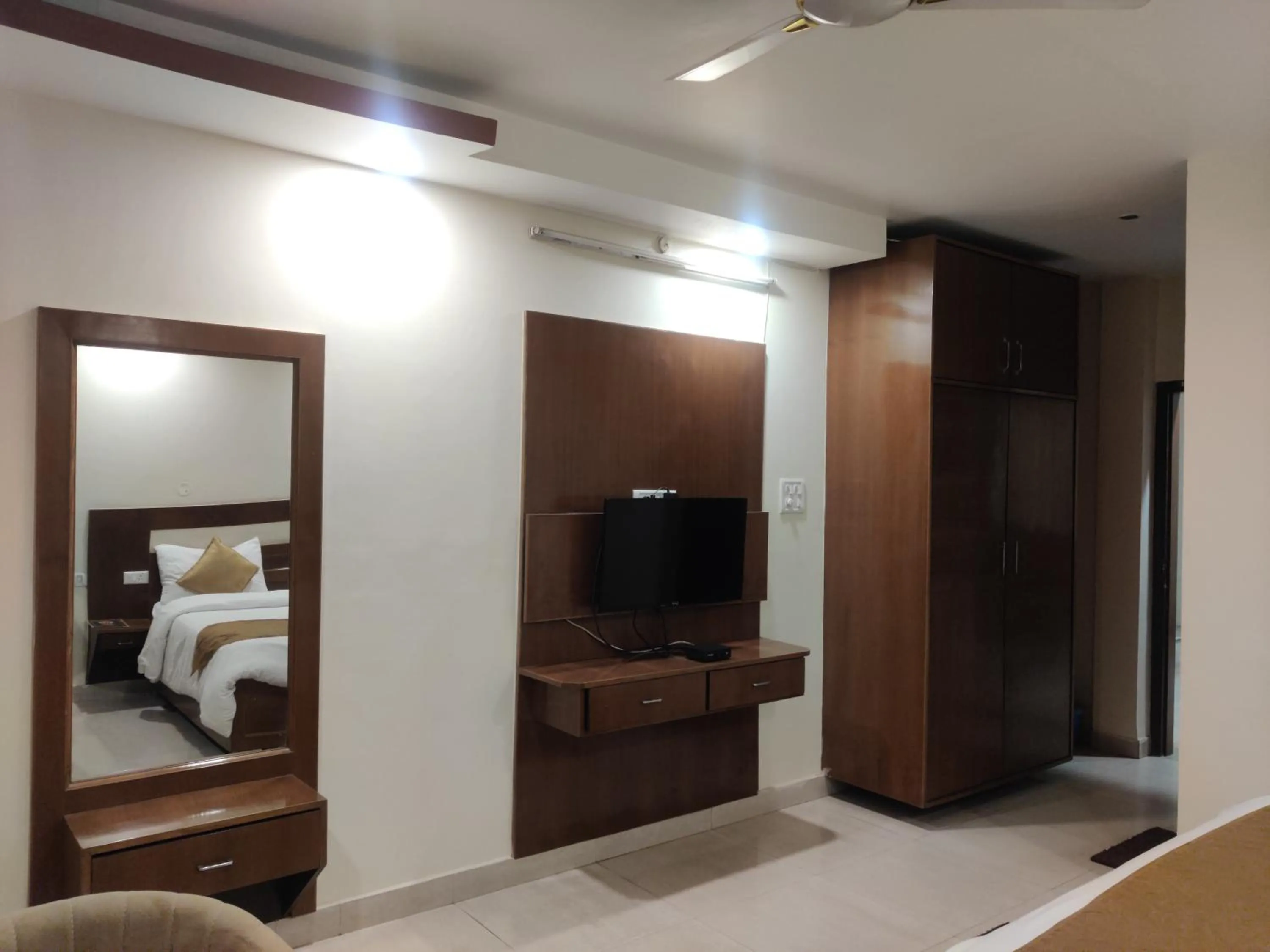 Communal lounge/ TV room, Bed in Hotel HV
