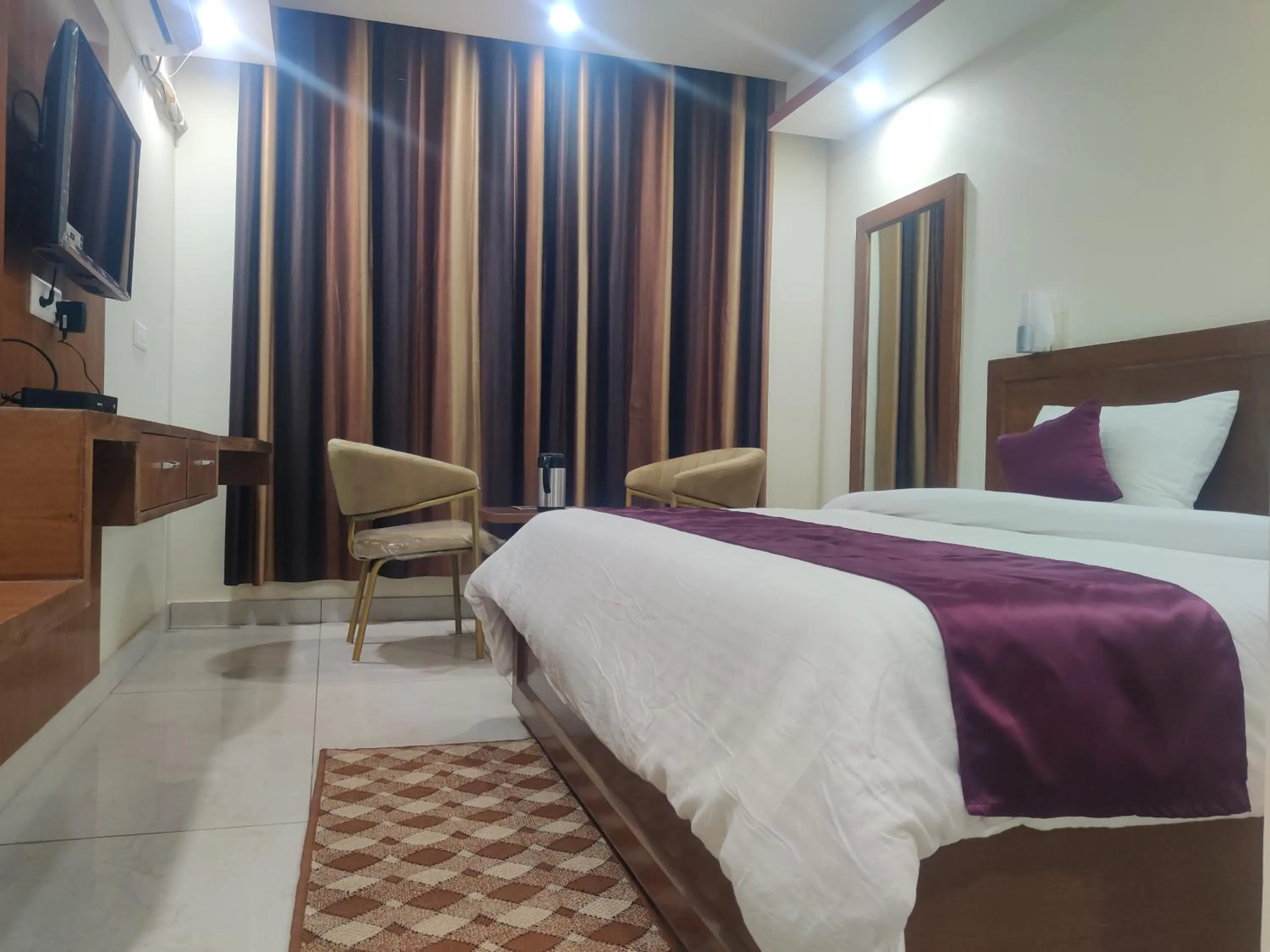 Communal lounge/ TV room, Bed in Hotel HV
