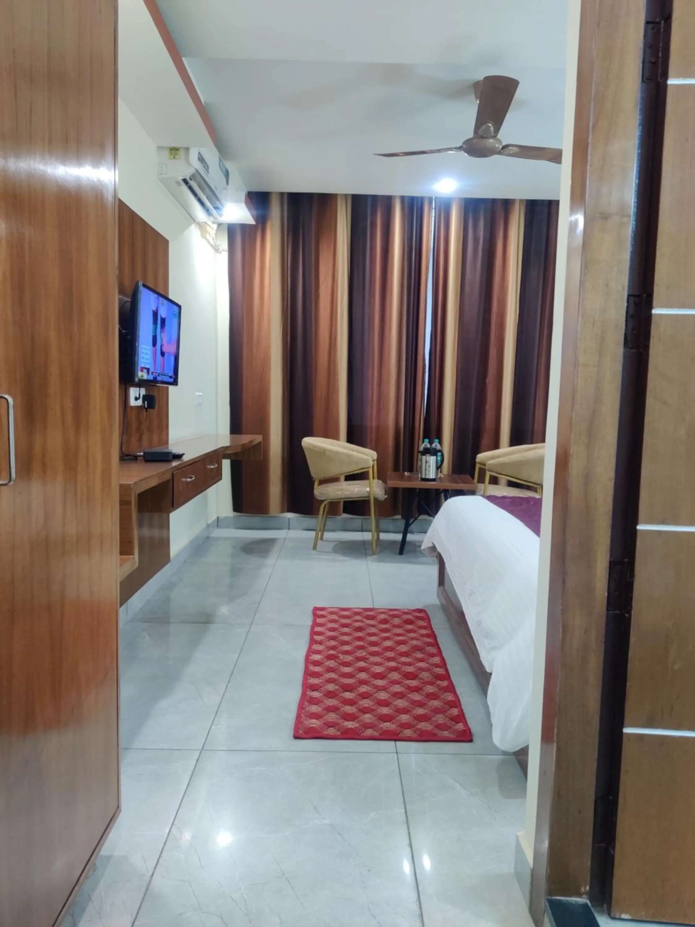 Communal lounge/ TV room, Bed in Hotel HV