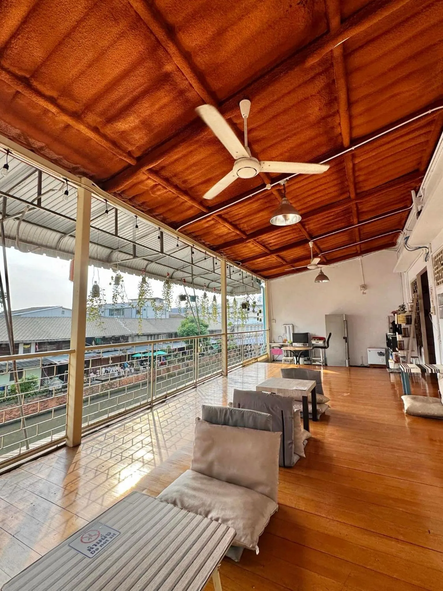 Patio in Baan Nampetch Hostel