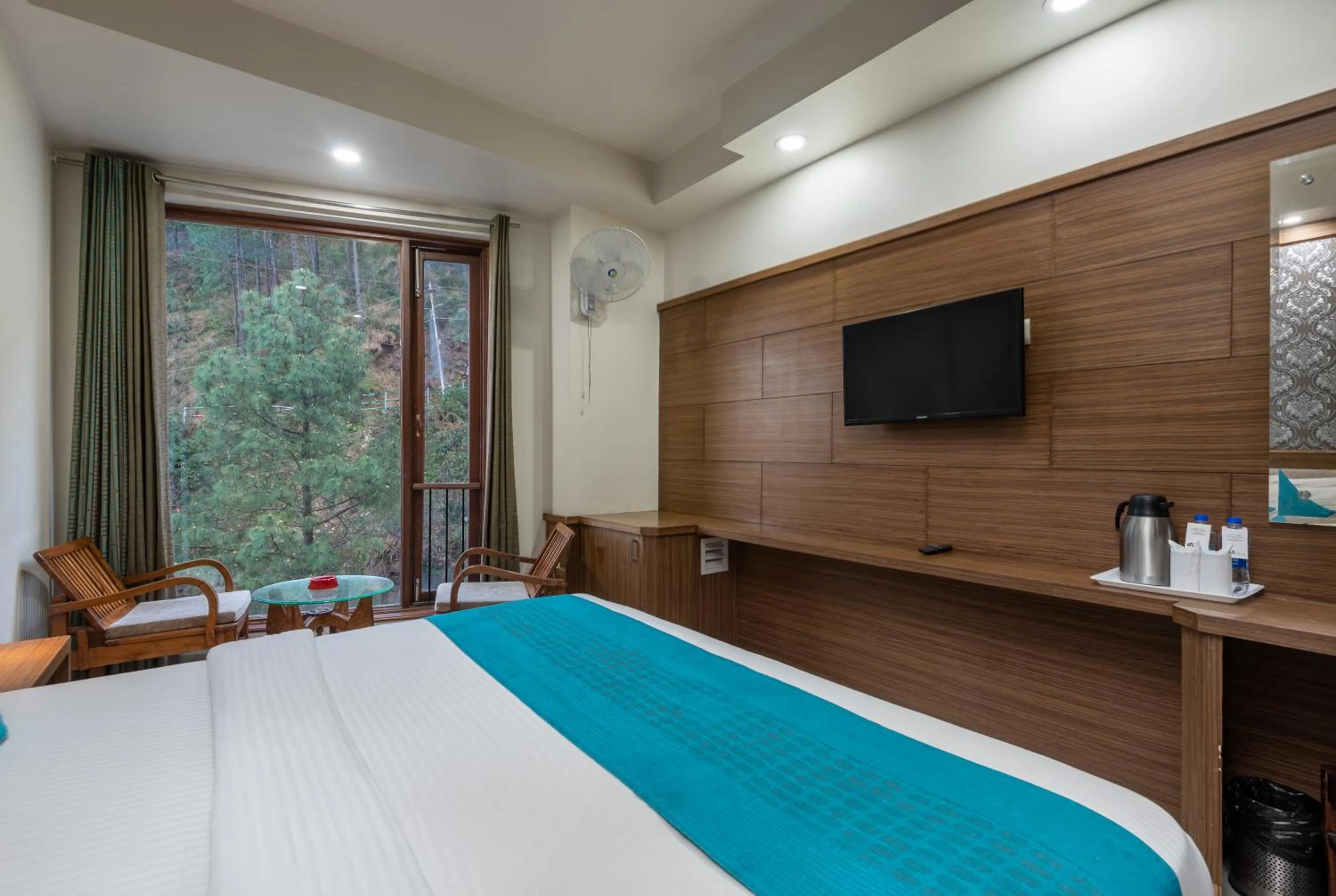 Communal lounge/ TV room, Bed in Rock Castle By DLS Hotels