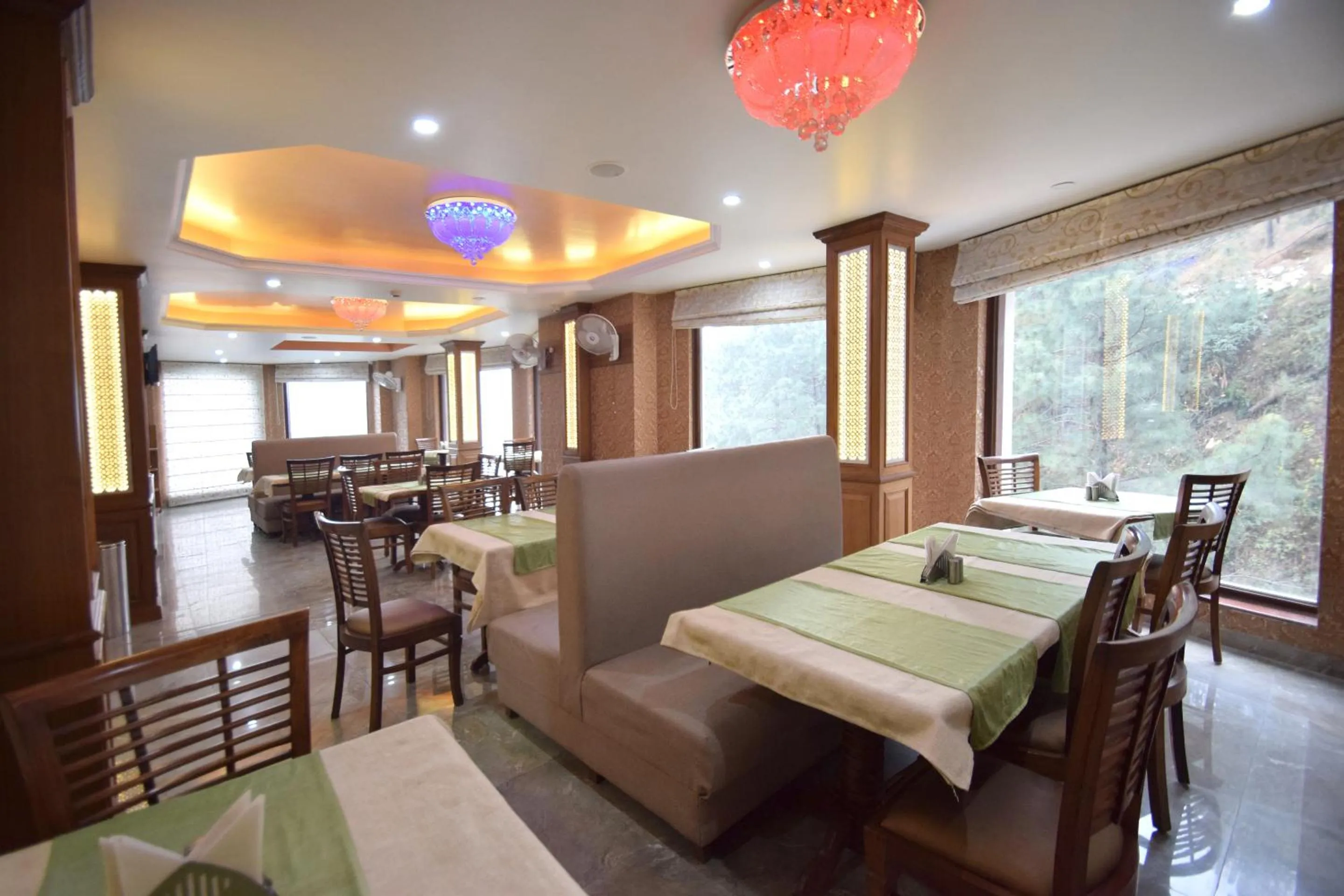 Restaurant/places to eat in Rock Castle By DLS Hotels