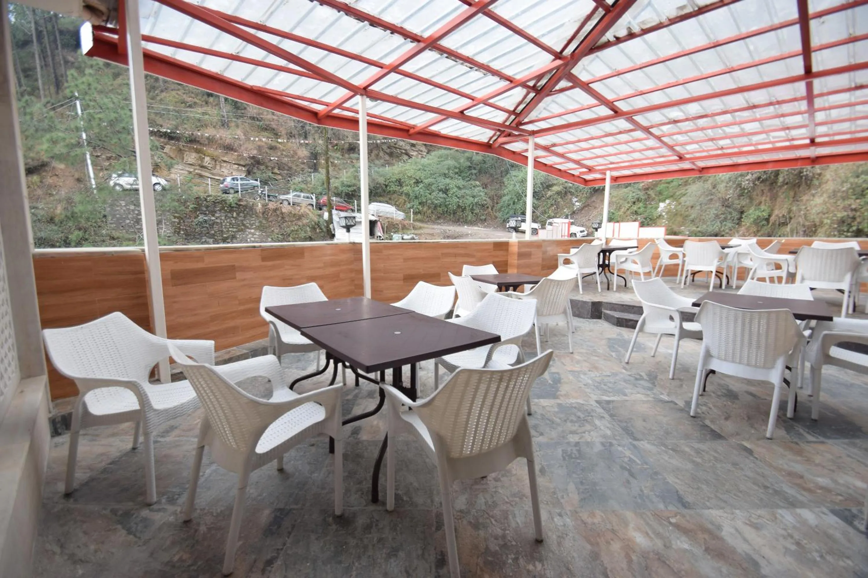 Restaurant/places to eat in Rock Castle By DLS Hotels