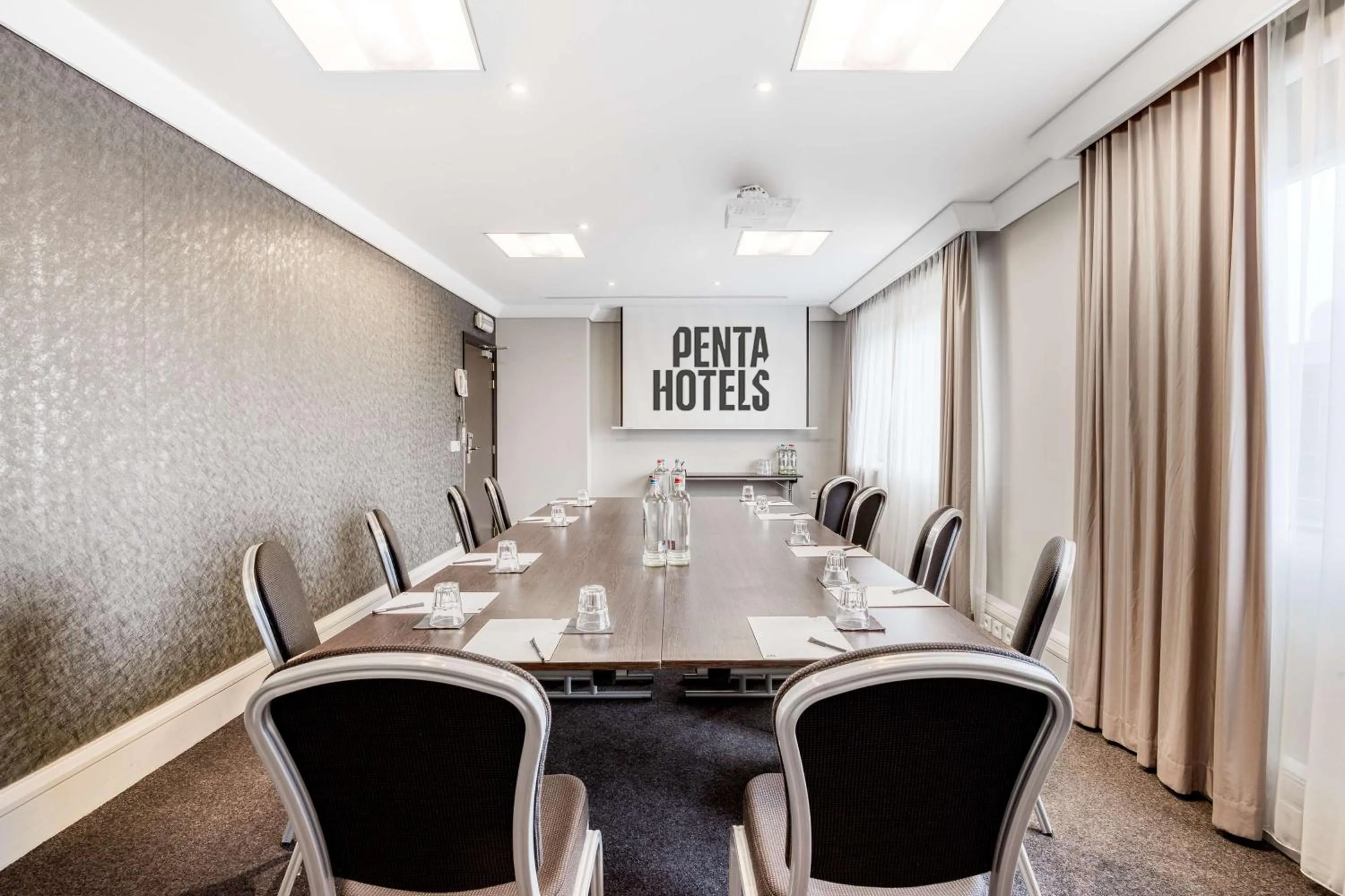 Photo of the whole room in pentahotel Brussels City Centre
