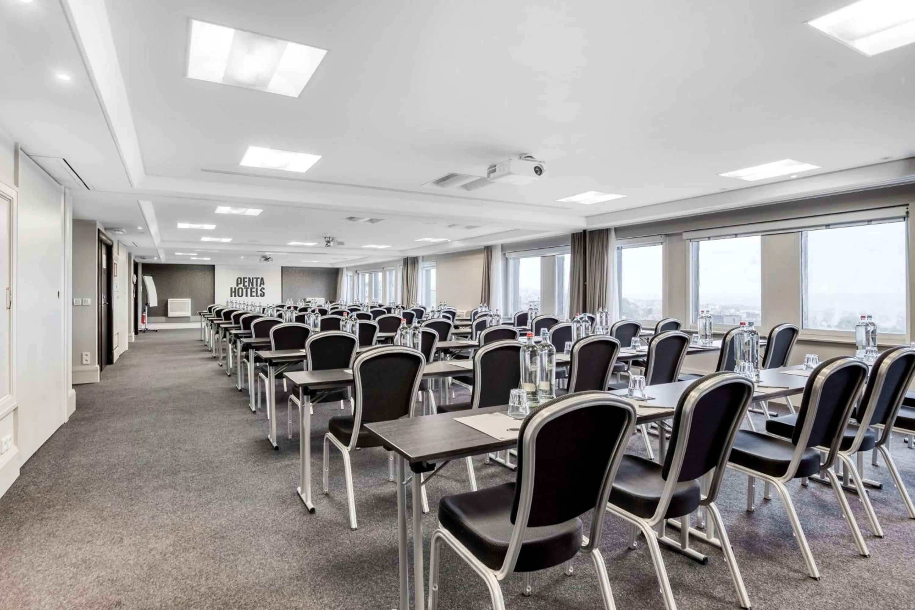 Photo of the whole room in pentahotel Brussels City Centre