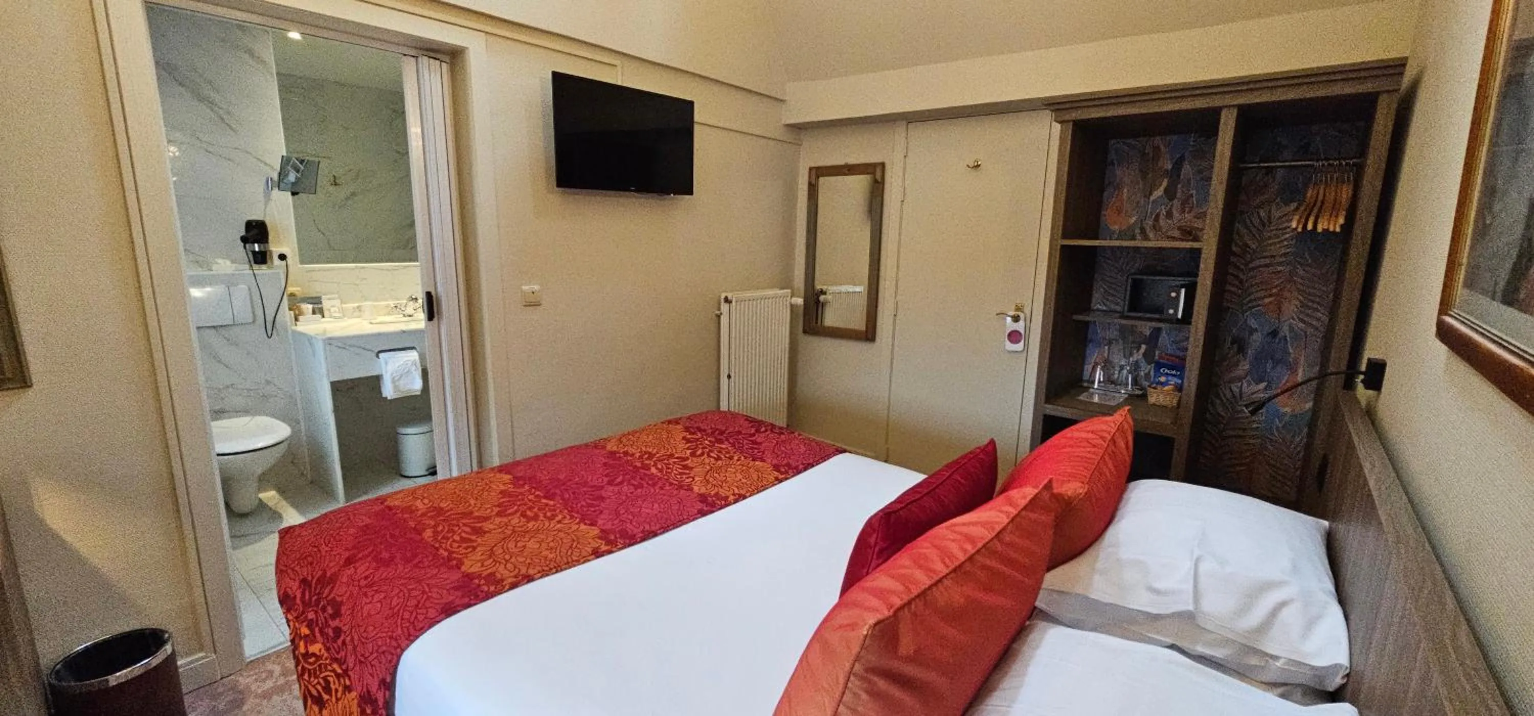 Photo of the whole room, Bed in Hotel Jan Brito