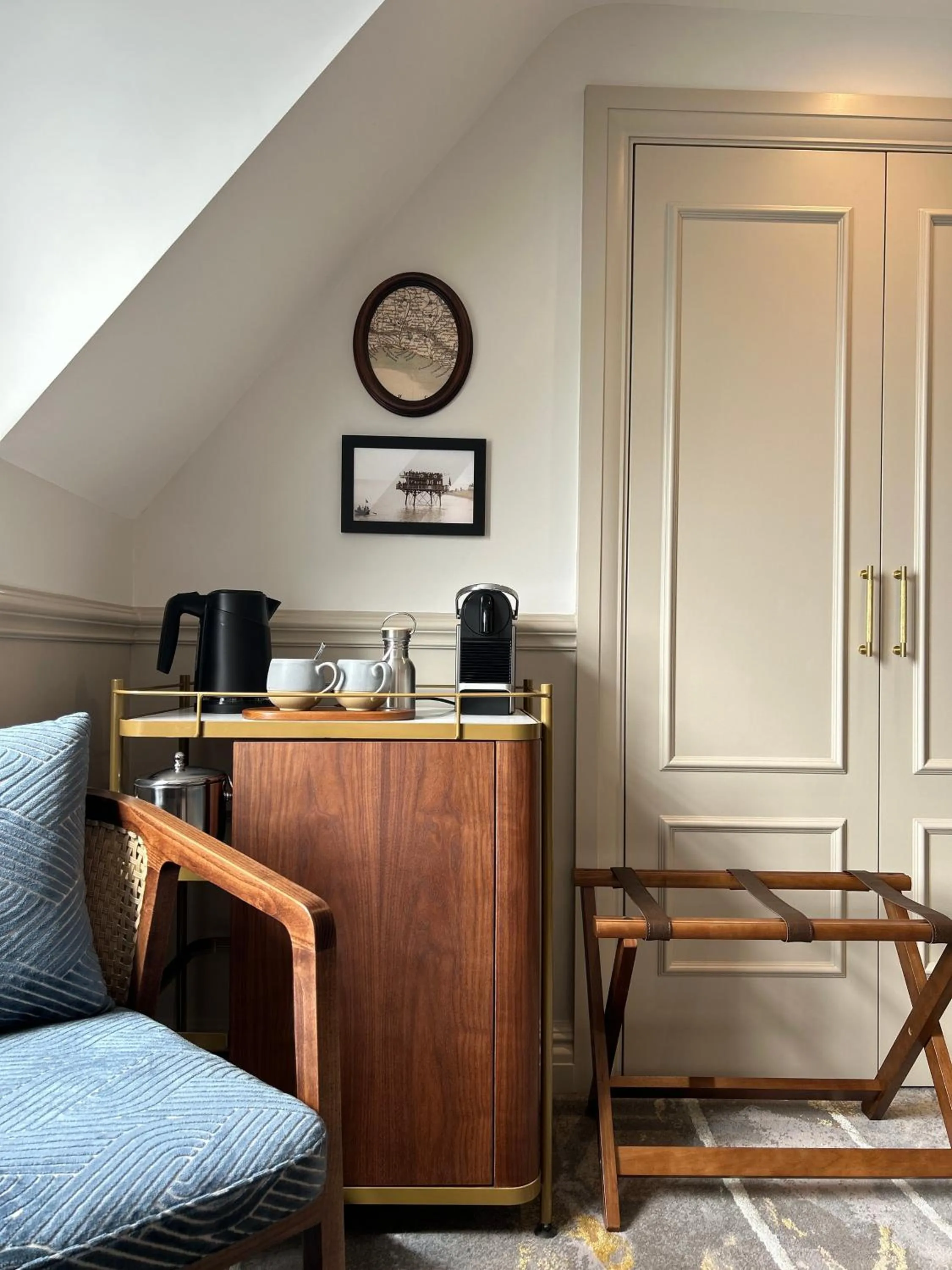 Coffee/tea facilities in The White Horses by Everly Hotels Collection