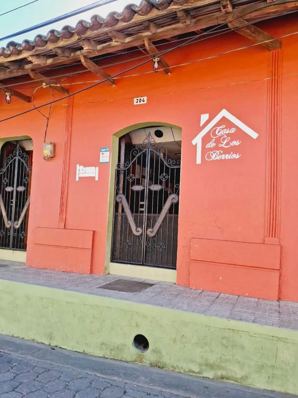 Property building in Casa de Los Berrios