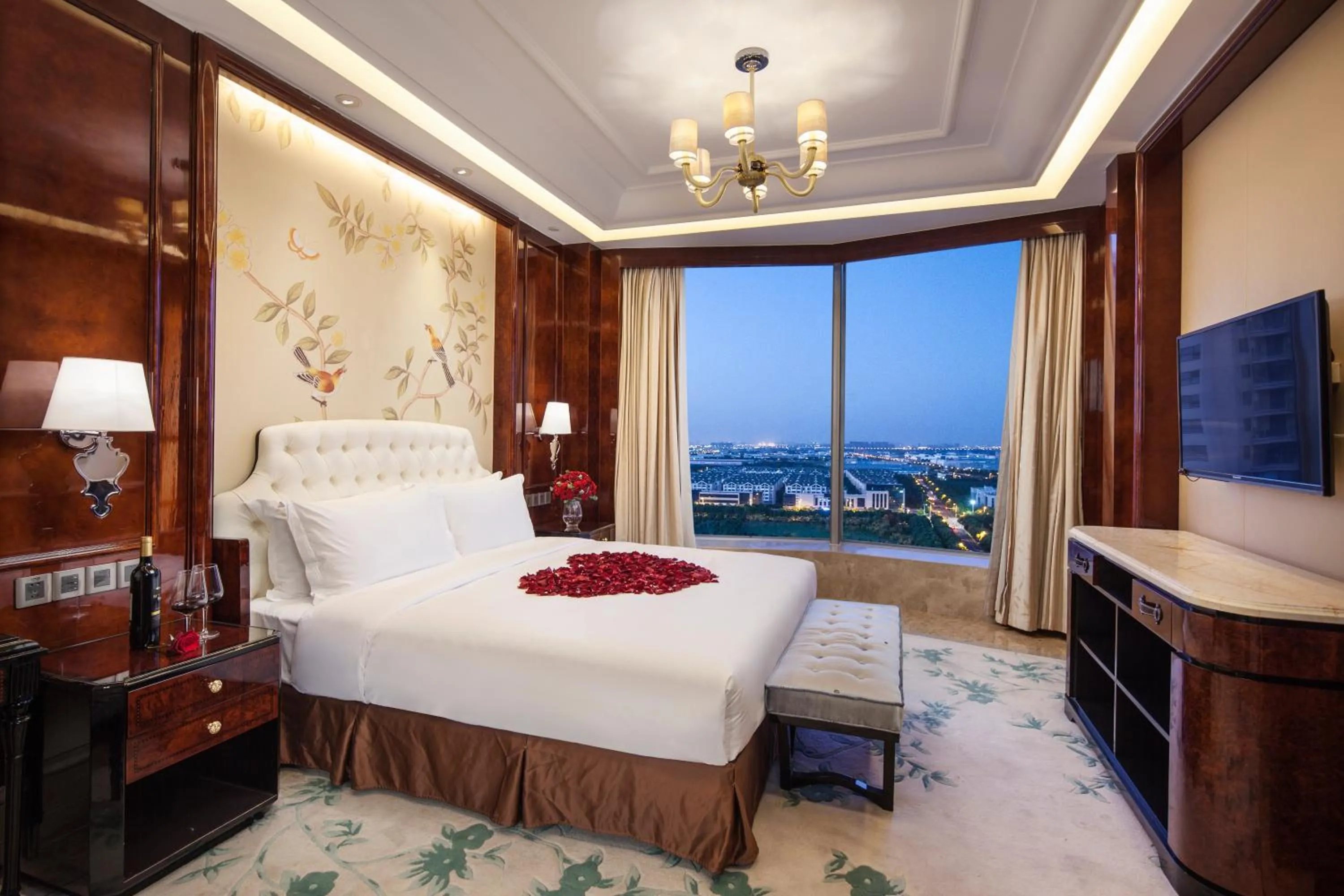 Bed in Ramada Plaza Qiandeng Kunshan