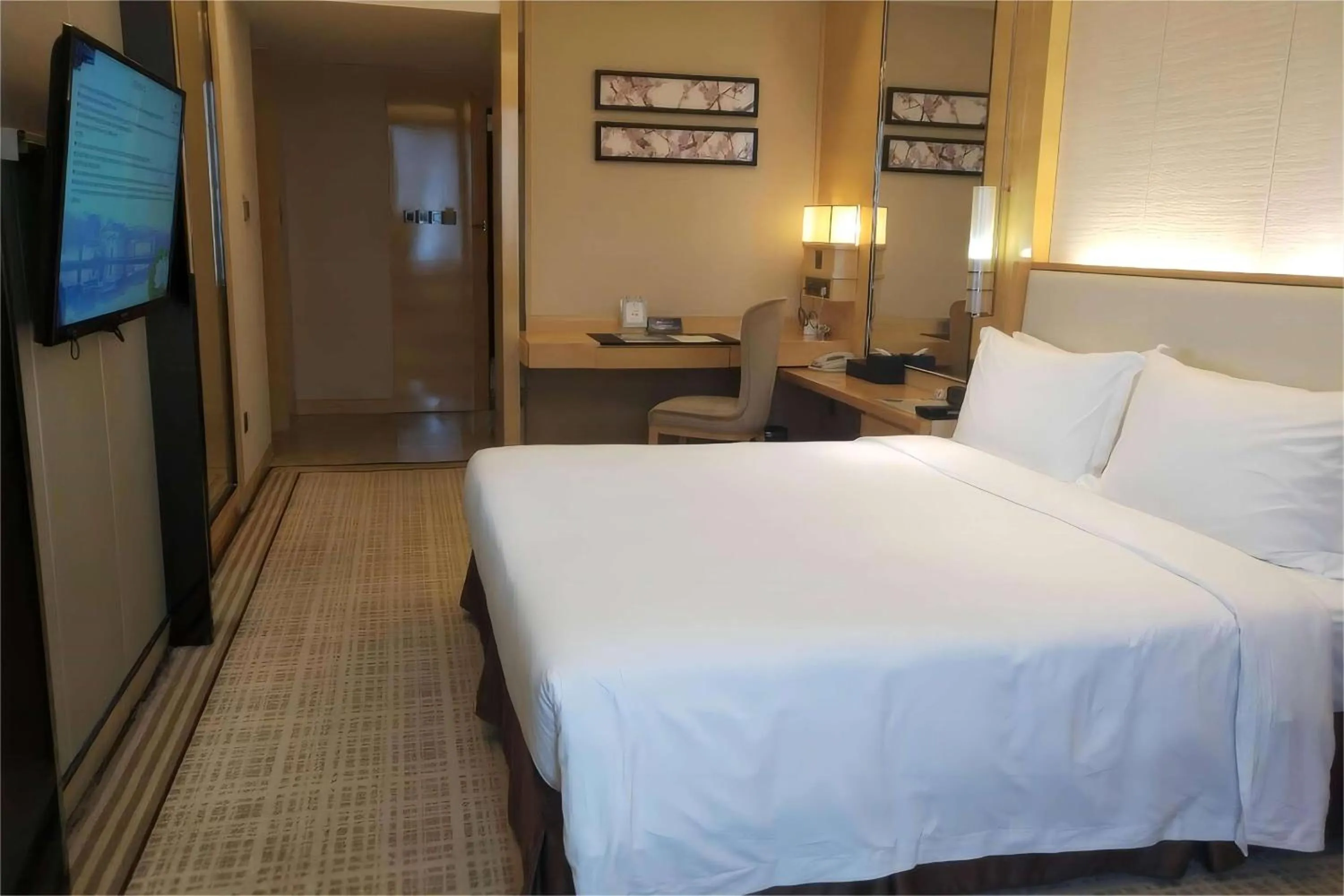 Photo of the whole room, Bed in Ramada Plaza Qiandeng Kunshan