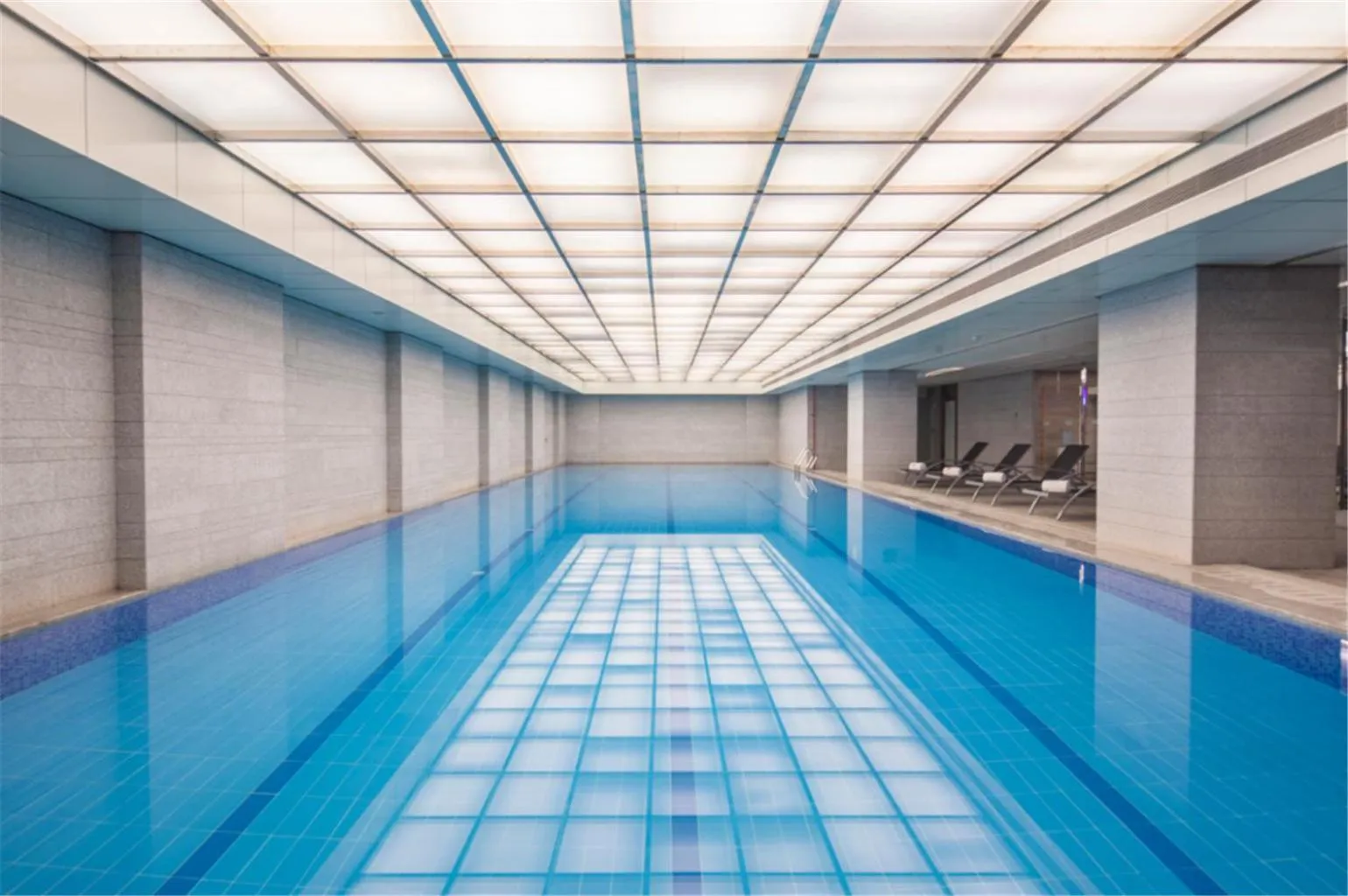 Swimming pool in Ramada Plaza Qiandeng Kunshan