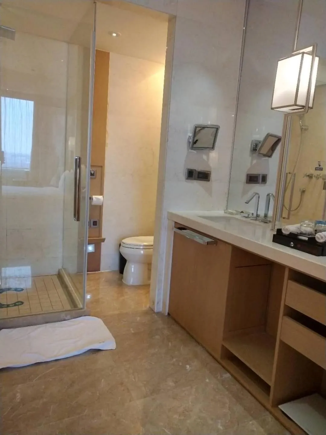 Toilet in Ramada Plaza Qiandeng Kunshan