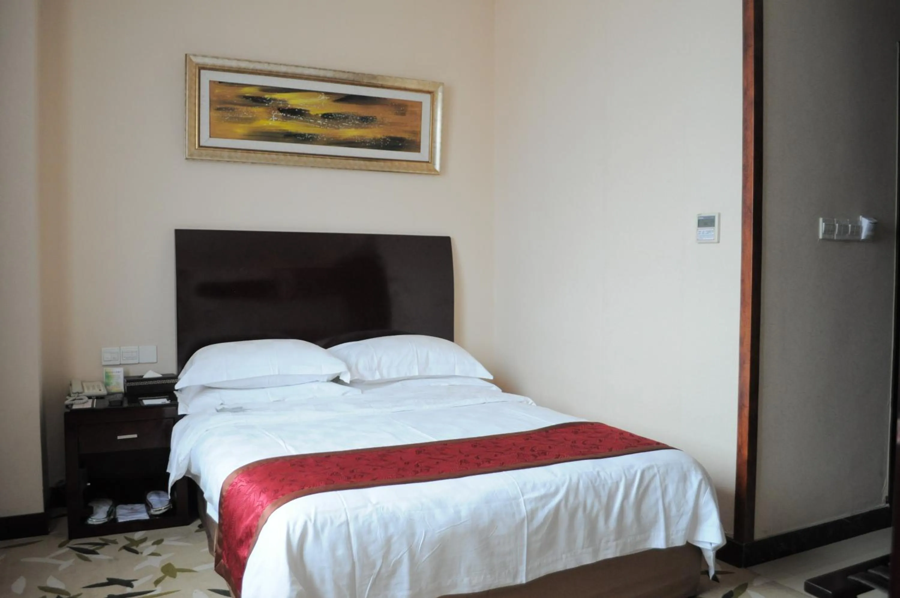 Bed in Ramada Linyi North