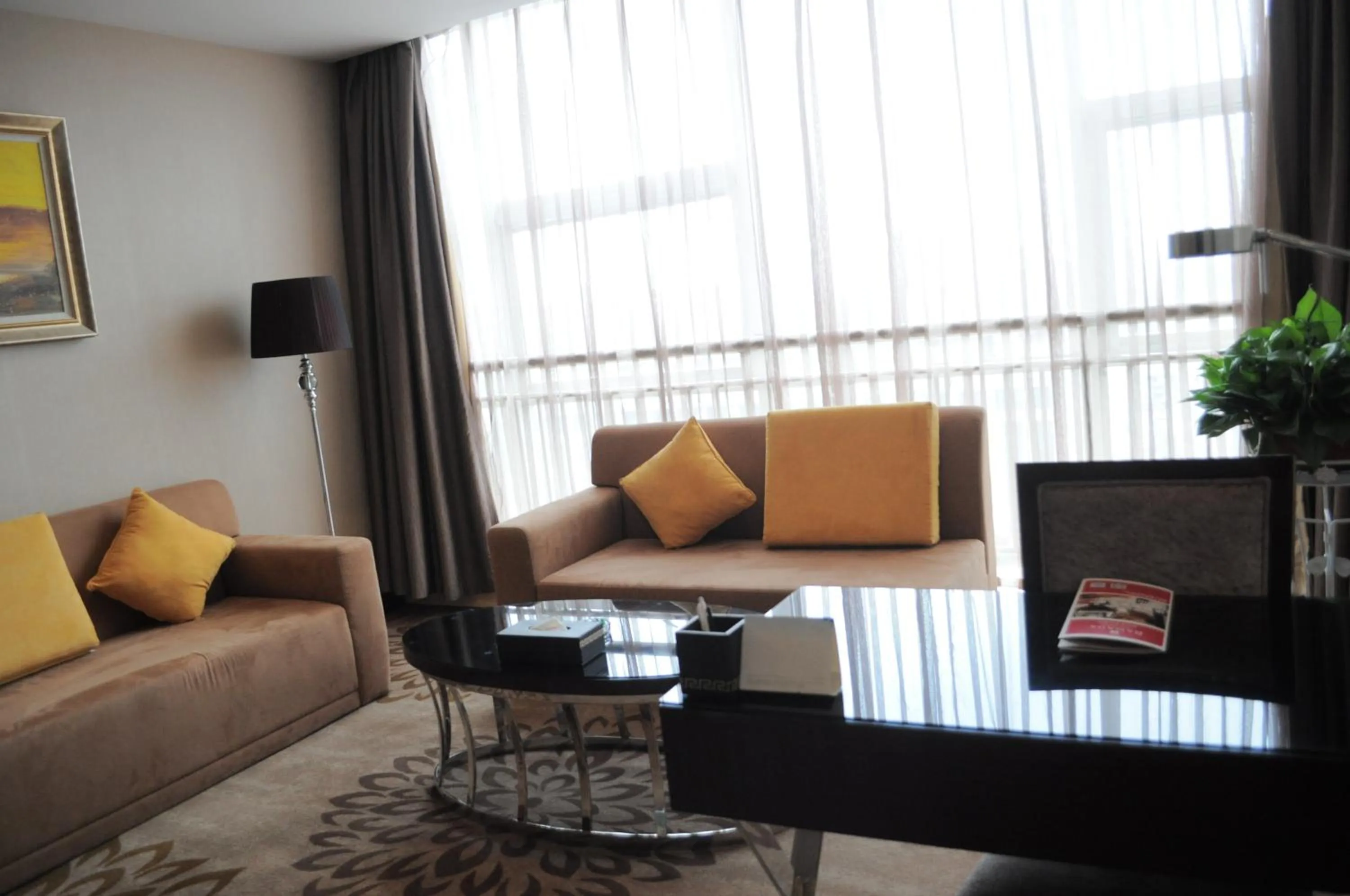 Photo of the whole room, Seating Area in Ramada Linyi North