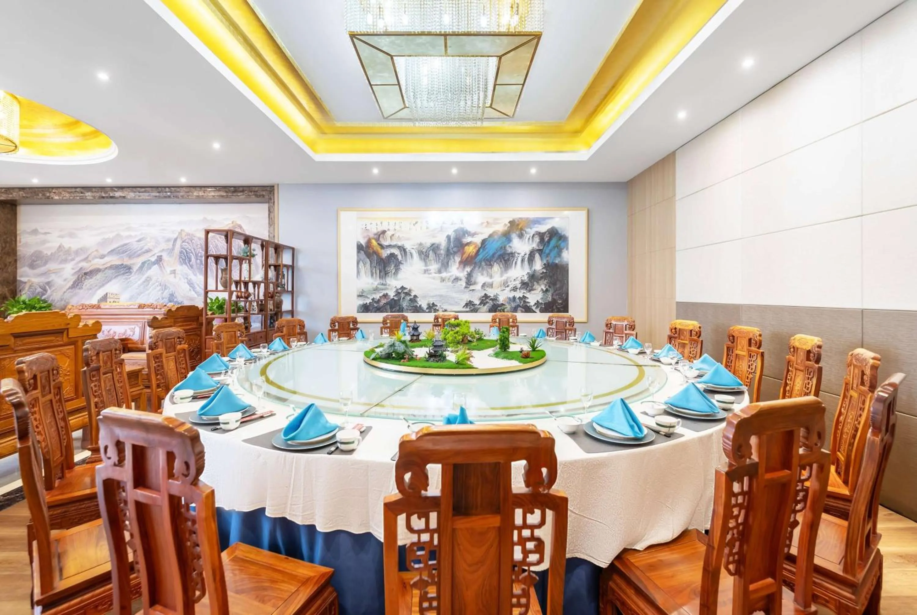 Bed, Restaurant/Places to Eat in Ramada Linyi North