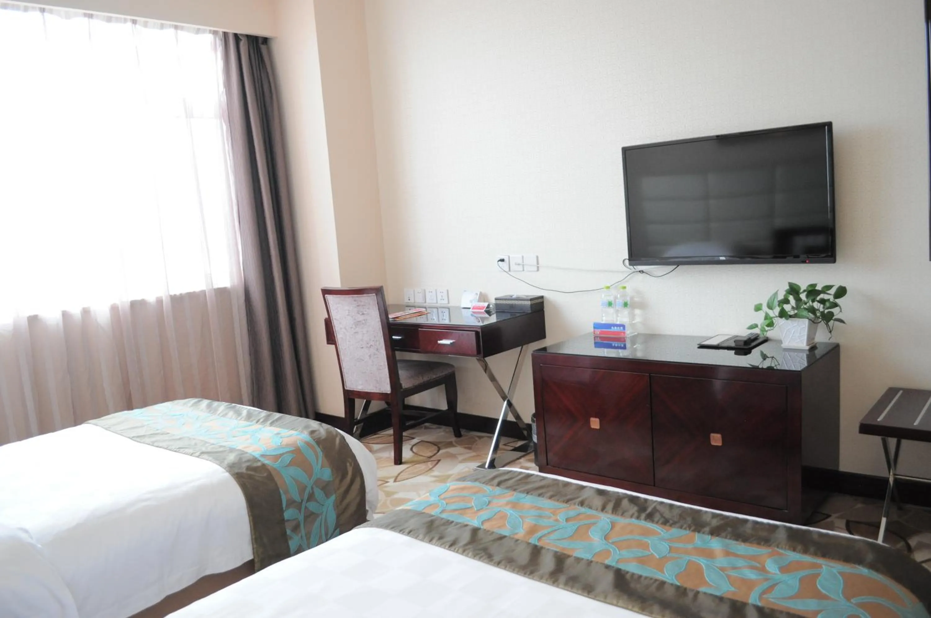 Bed, TV/Entertainment Center in Ramada Linyi North