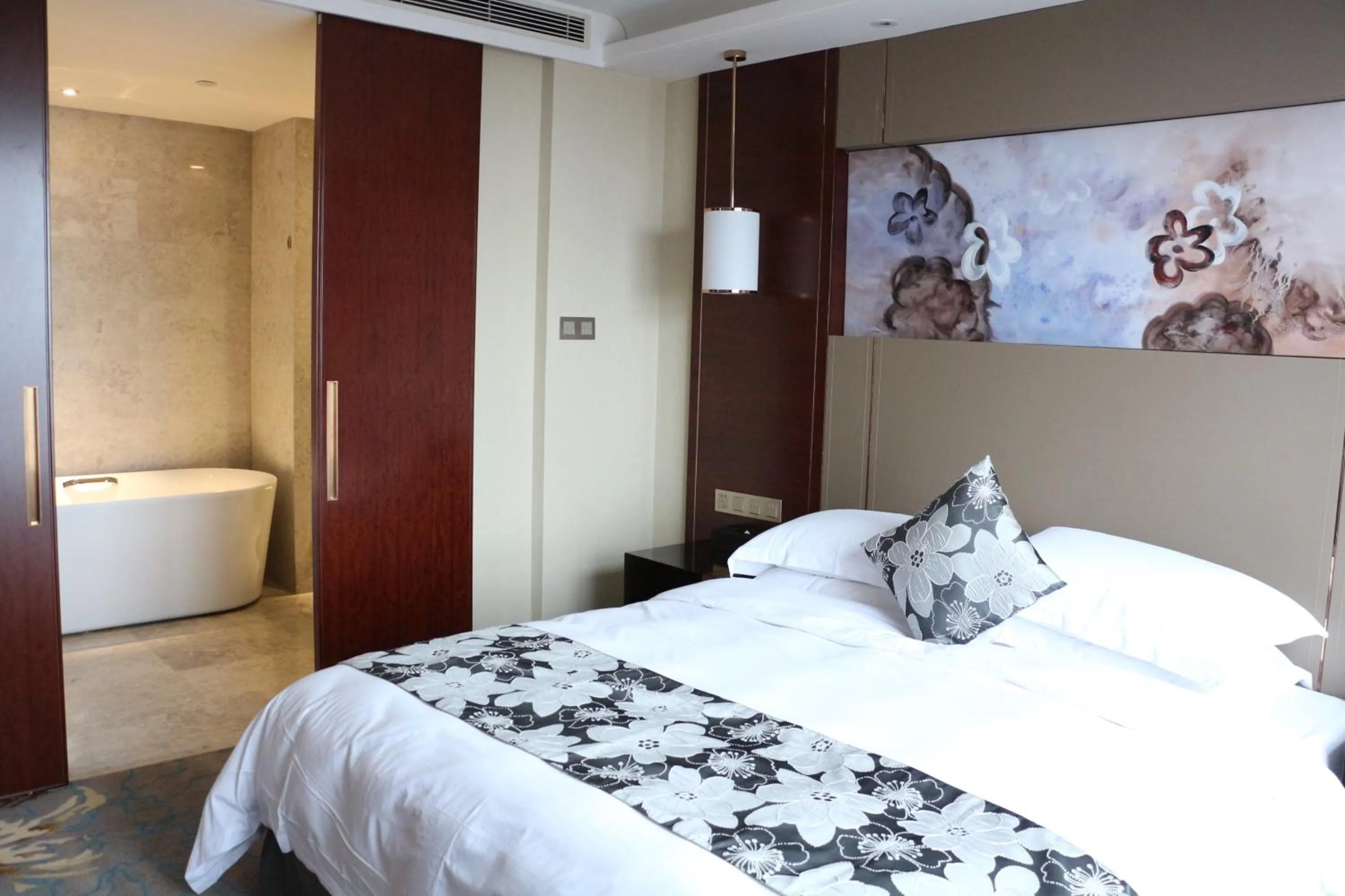 Bed in Ramada Yiyang Taojiang