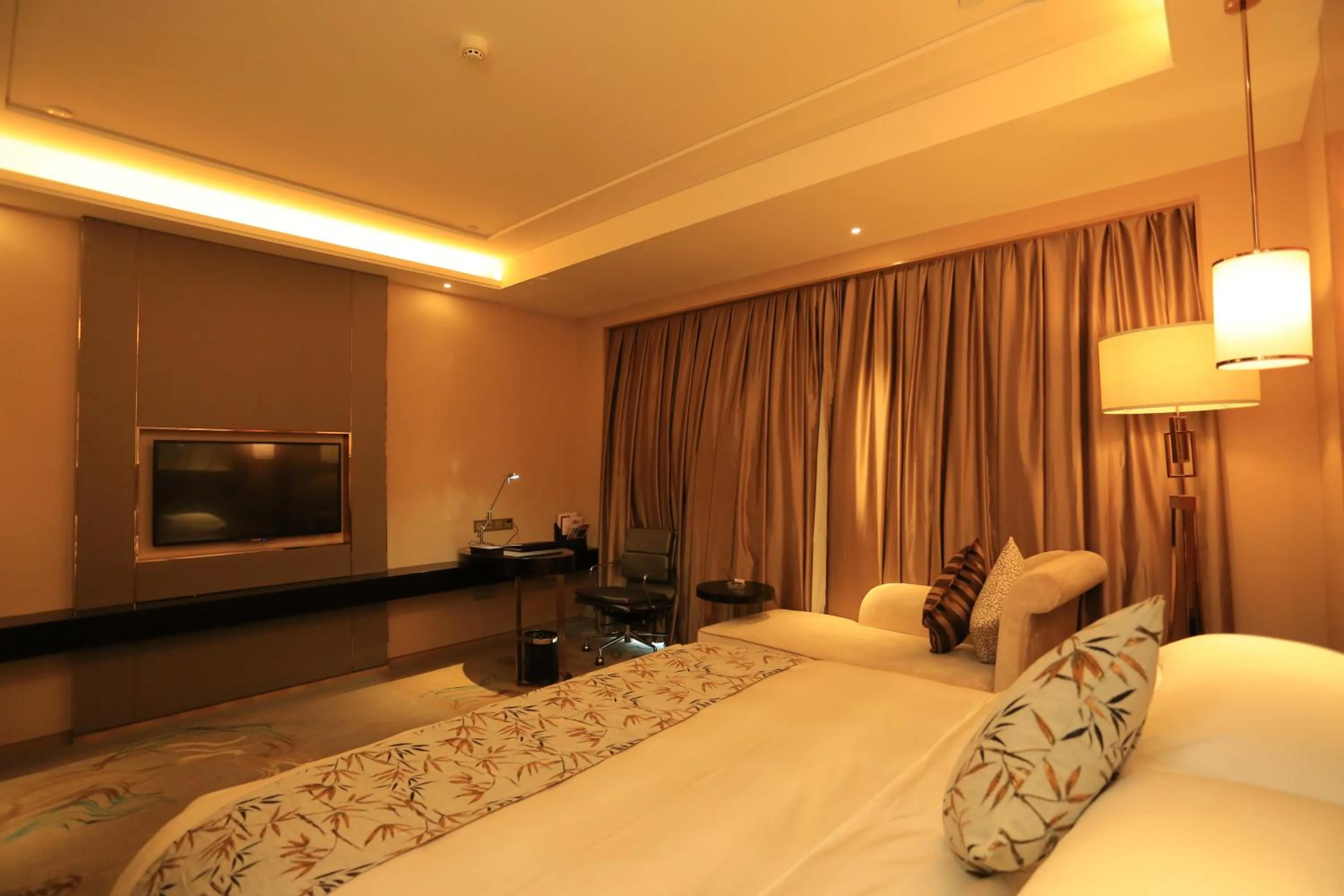 Bed in Ramada Yiyang Taojiang