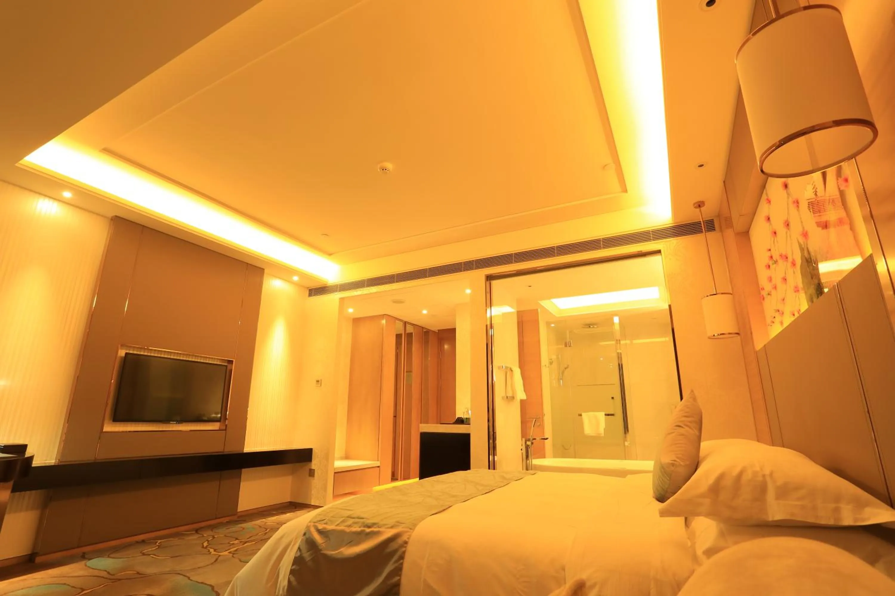 Bed in Ramada Yiyang Taojiang