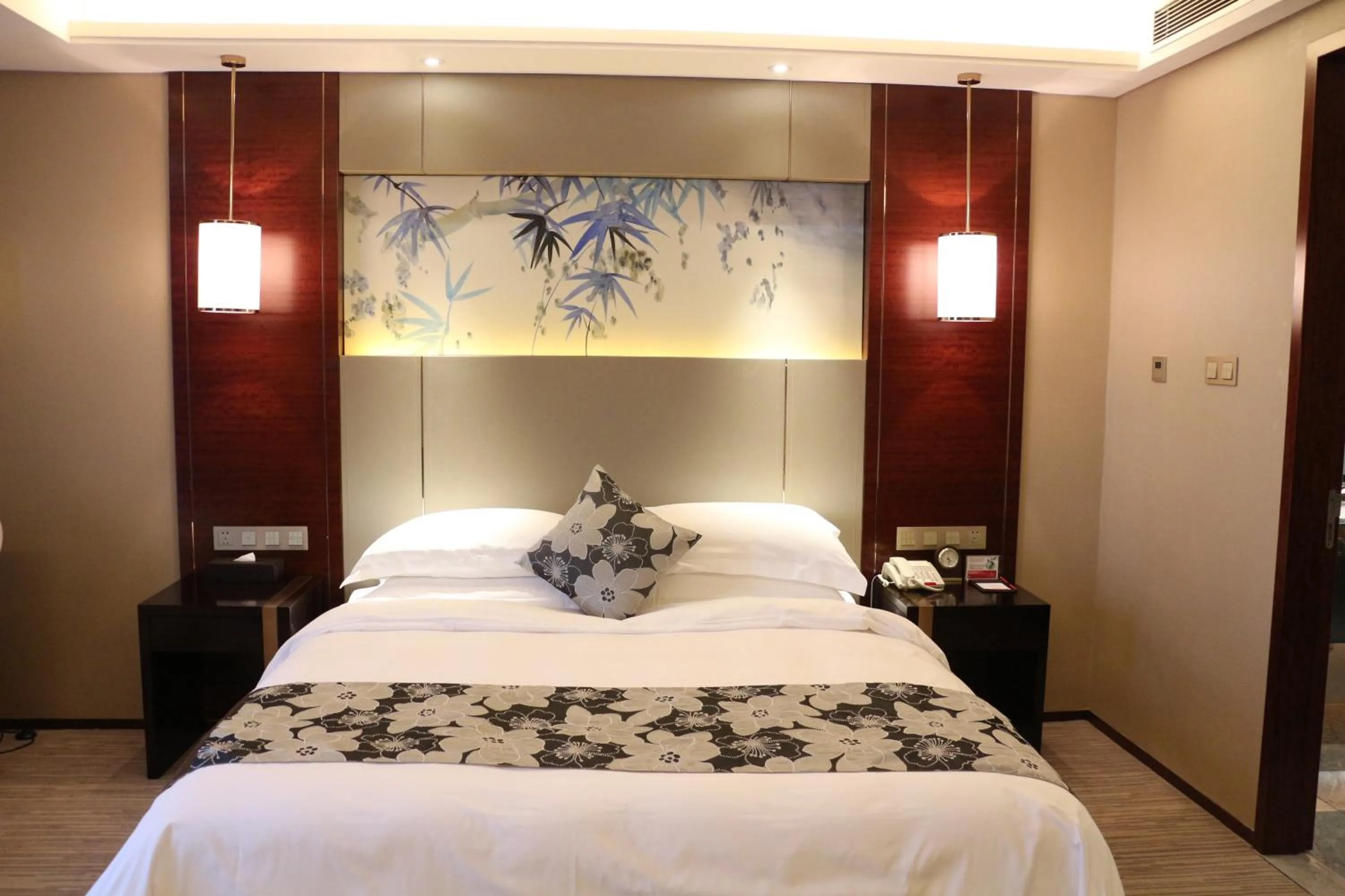Bed in Ramada Yiyang Taojiang