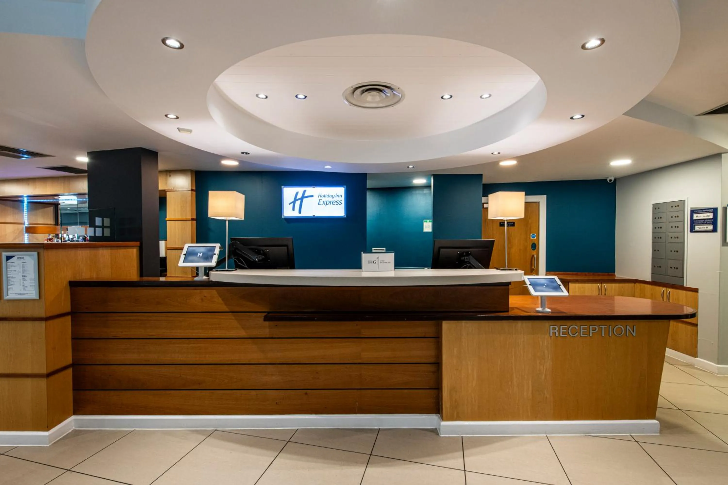 Lobby or reception in Holiday Inn Express - Glasgow - City Ctr Riverside by IHG