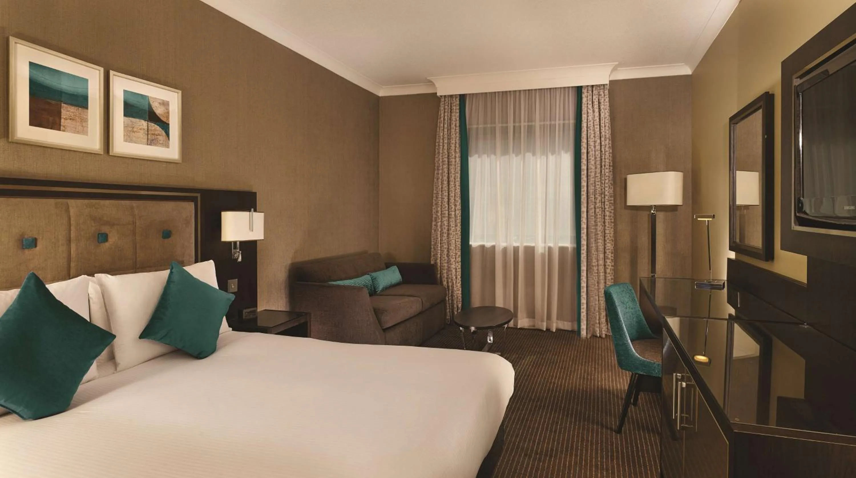 Bedroom, Bed in DoubleTree by Hilton Woking