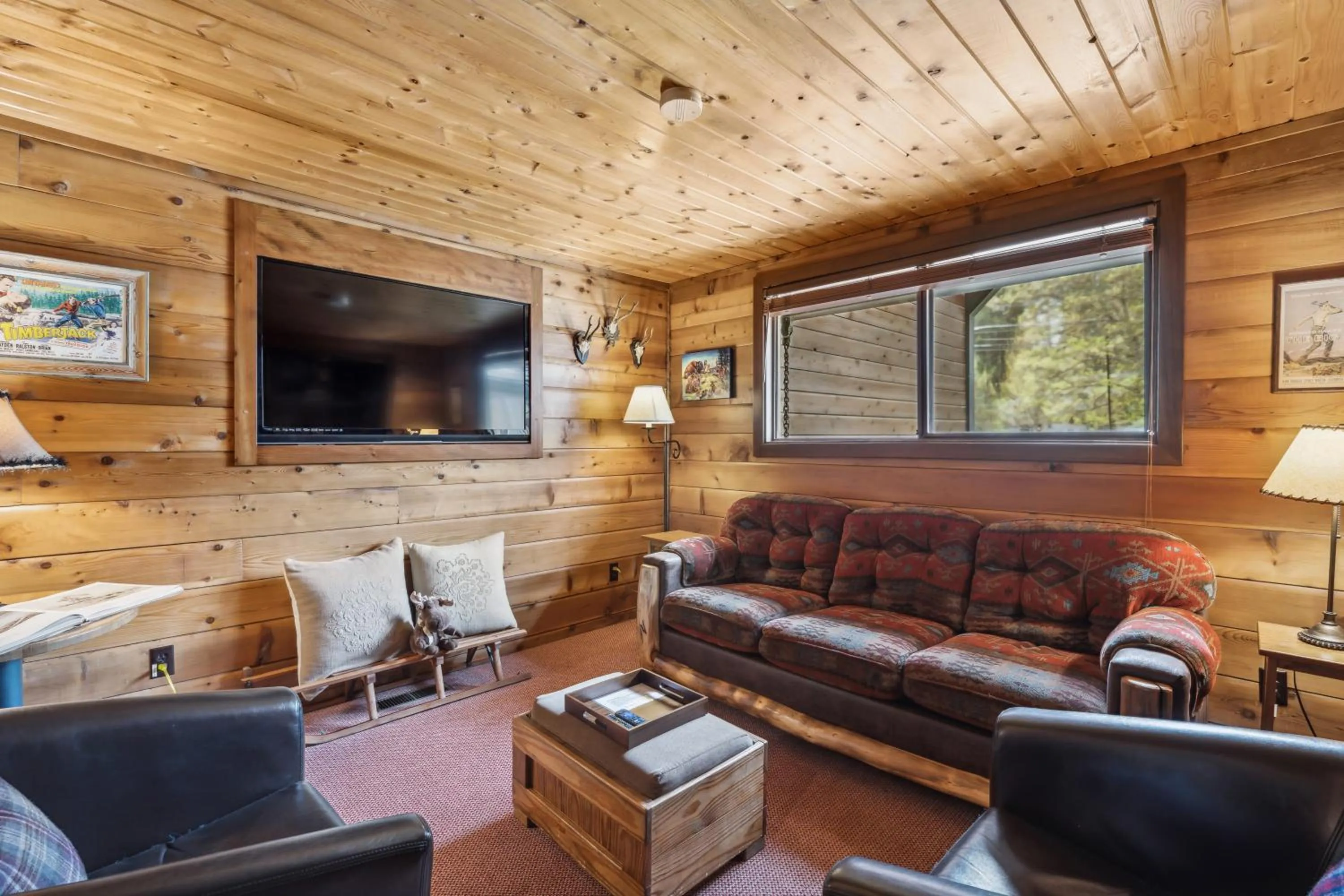 Communal lounge/ TV room in Good Medicine Lodge