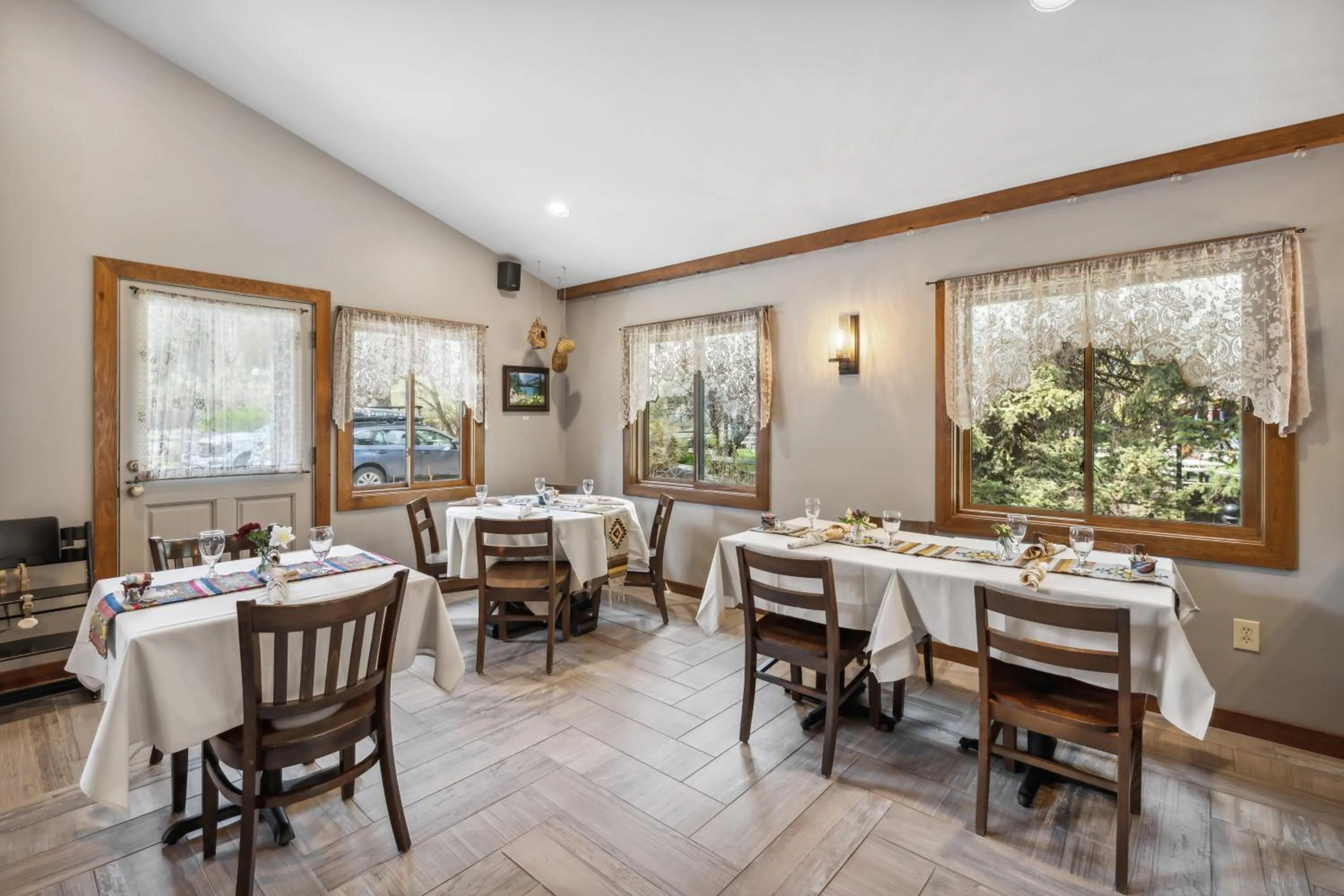 Dining area in Good Medicine Lodge