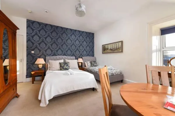 Seating area, Bed in Strathardle Lodge