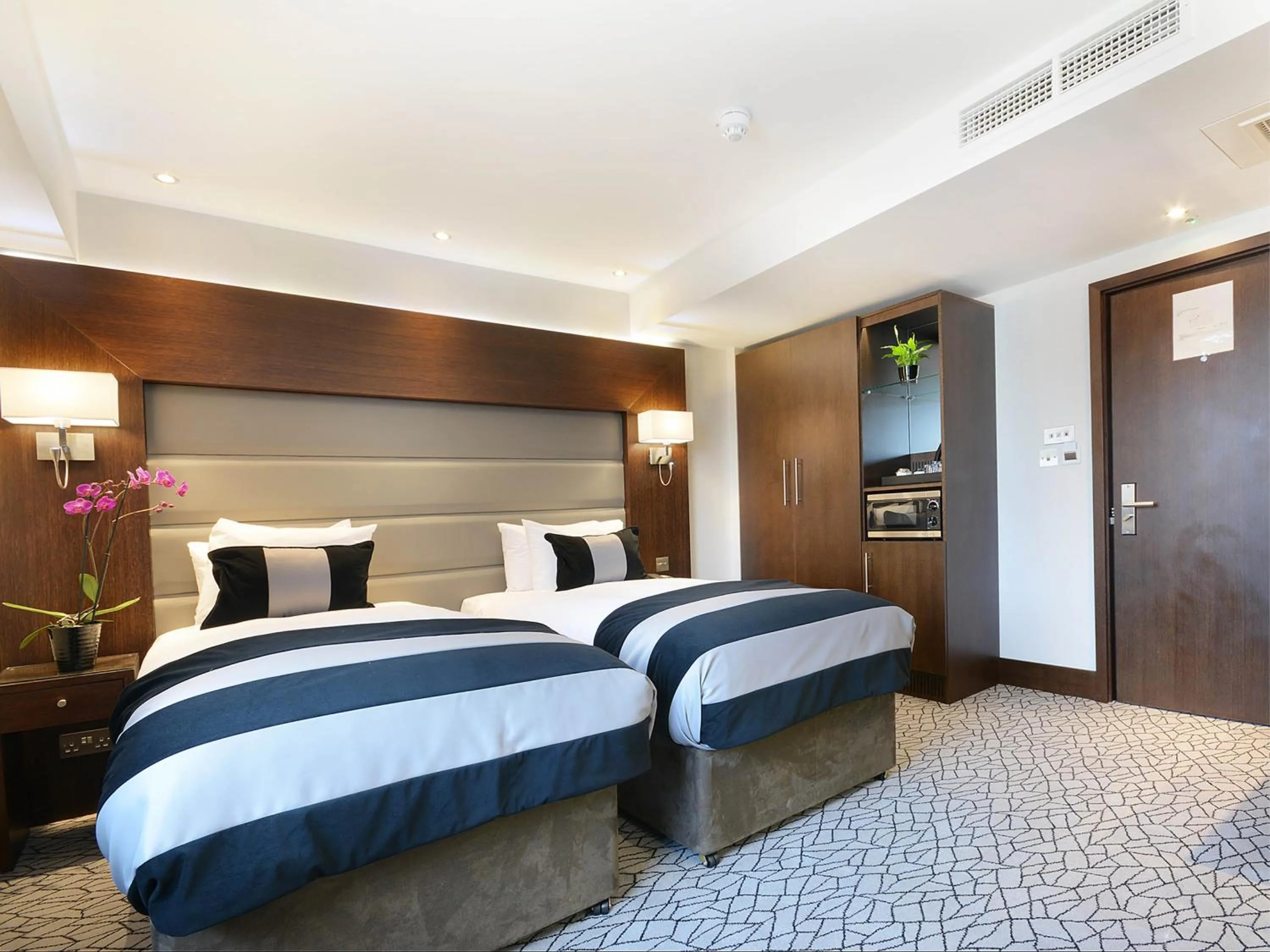 Bed in Park Grand Paddington Court