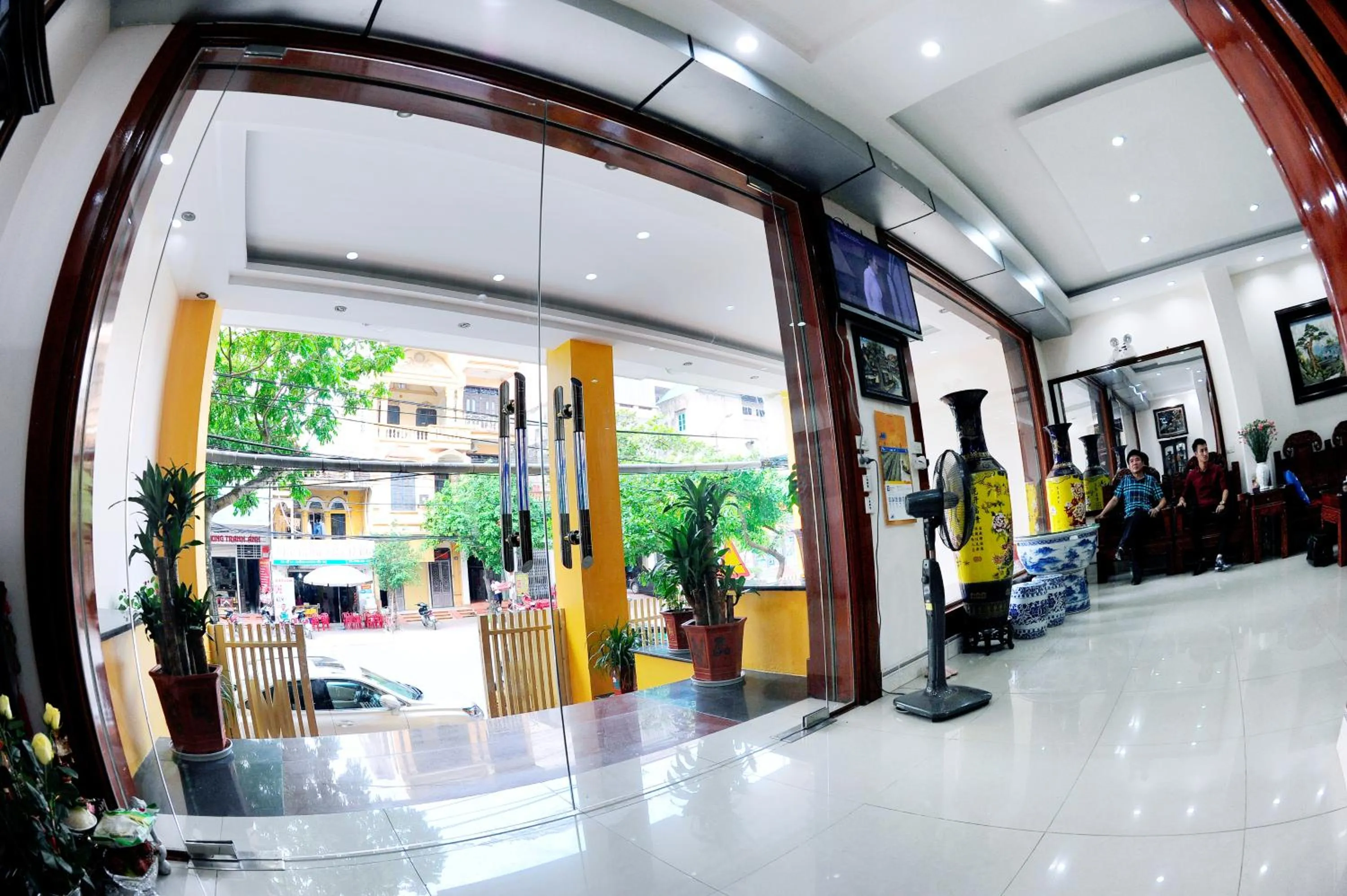 Communal lounge/ TV room in Binh Minh Hotel