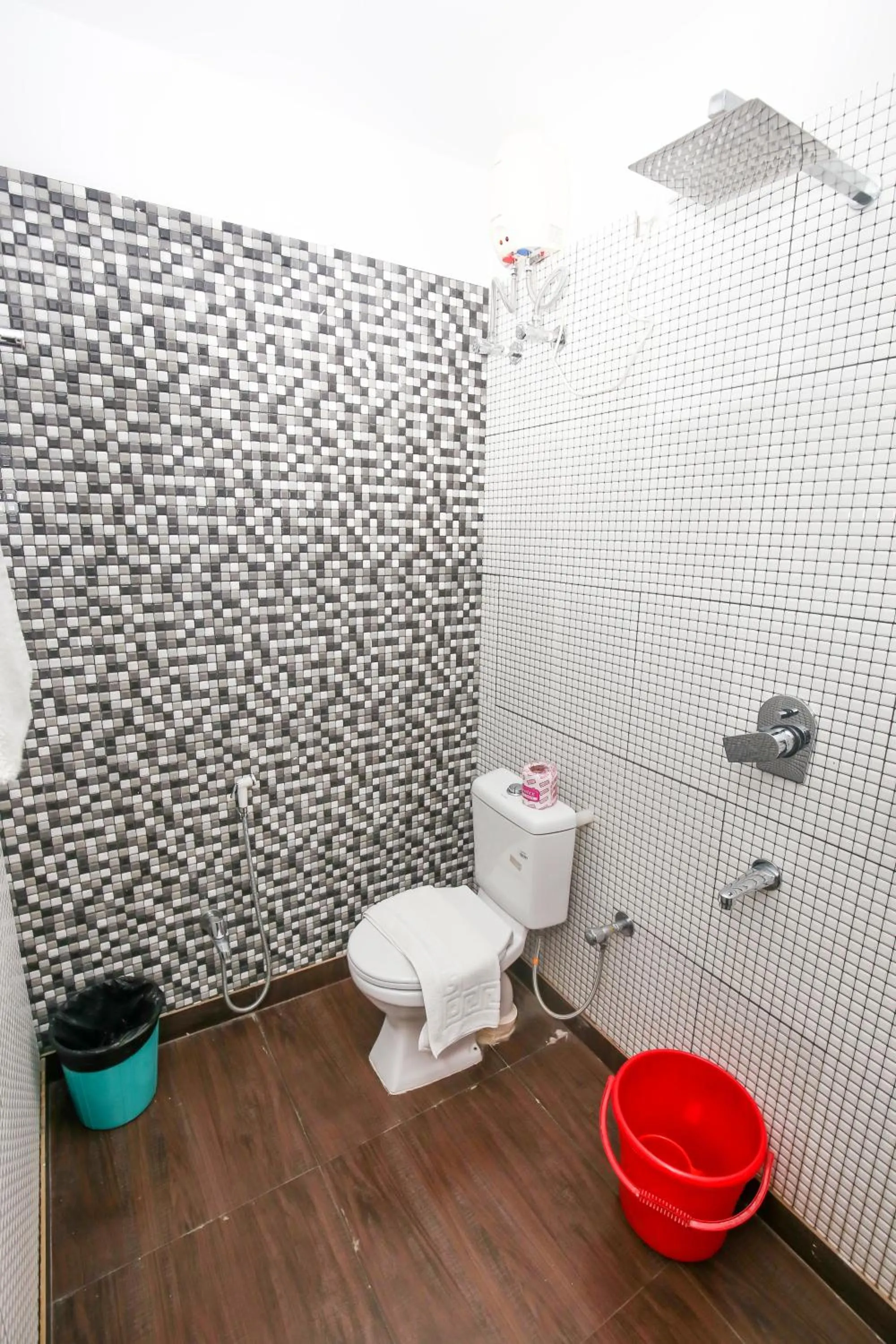 Shower in Hotel Cecil