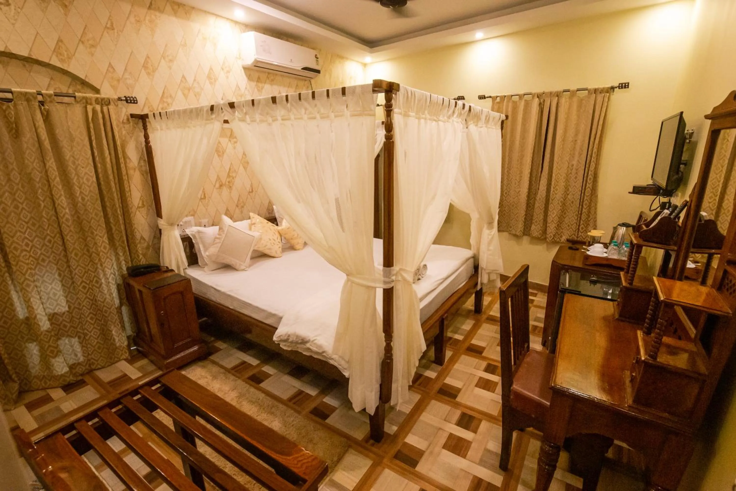 Photo of the whole room, Bed in Hotel Cecil