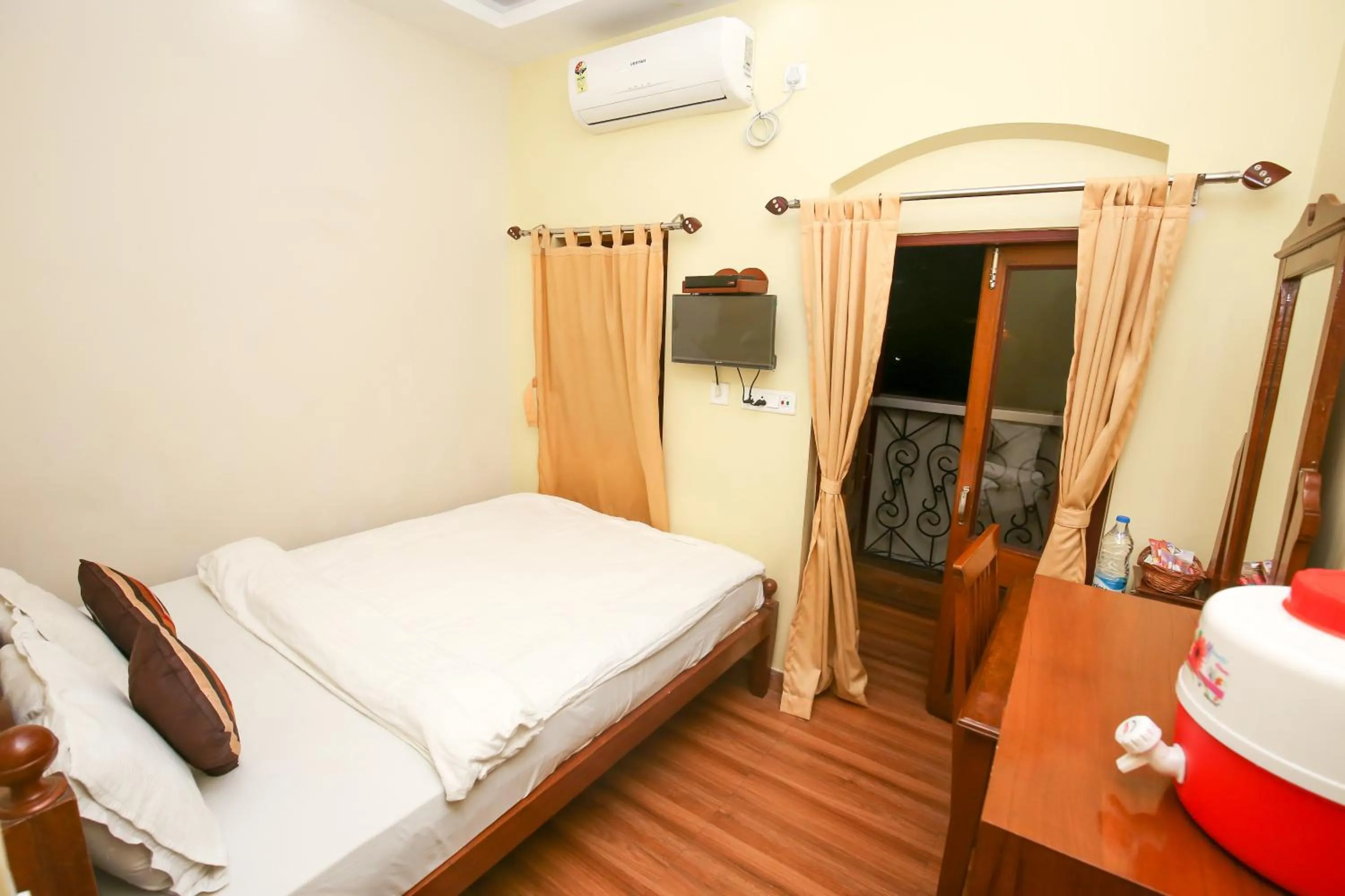 Balcony/Terrace, Bed in Hotel Cecil