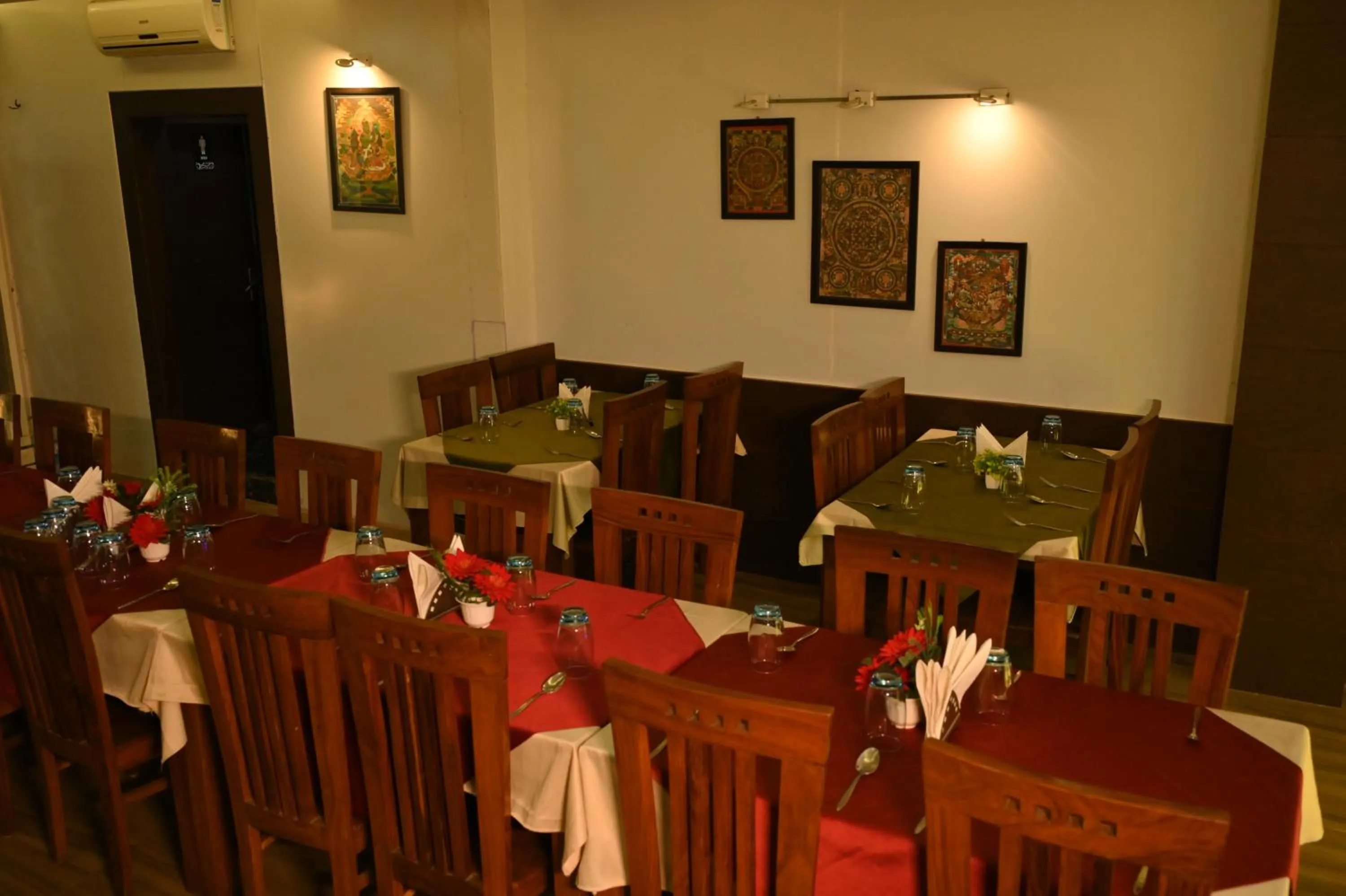 Restaurant/places to eat in Hotel DH