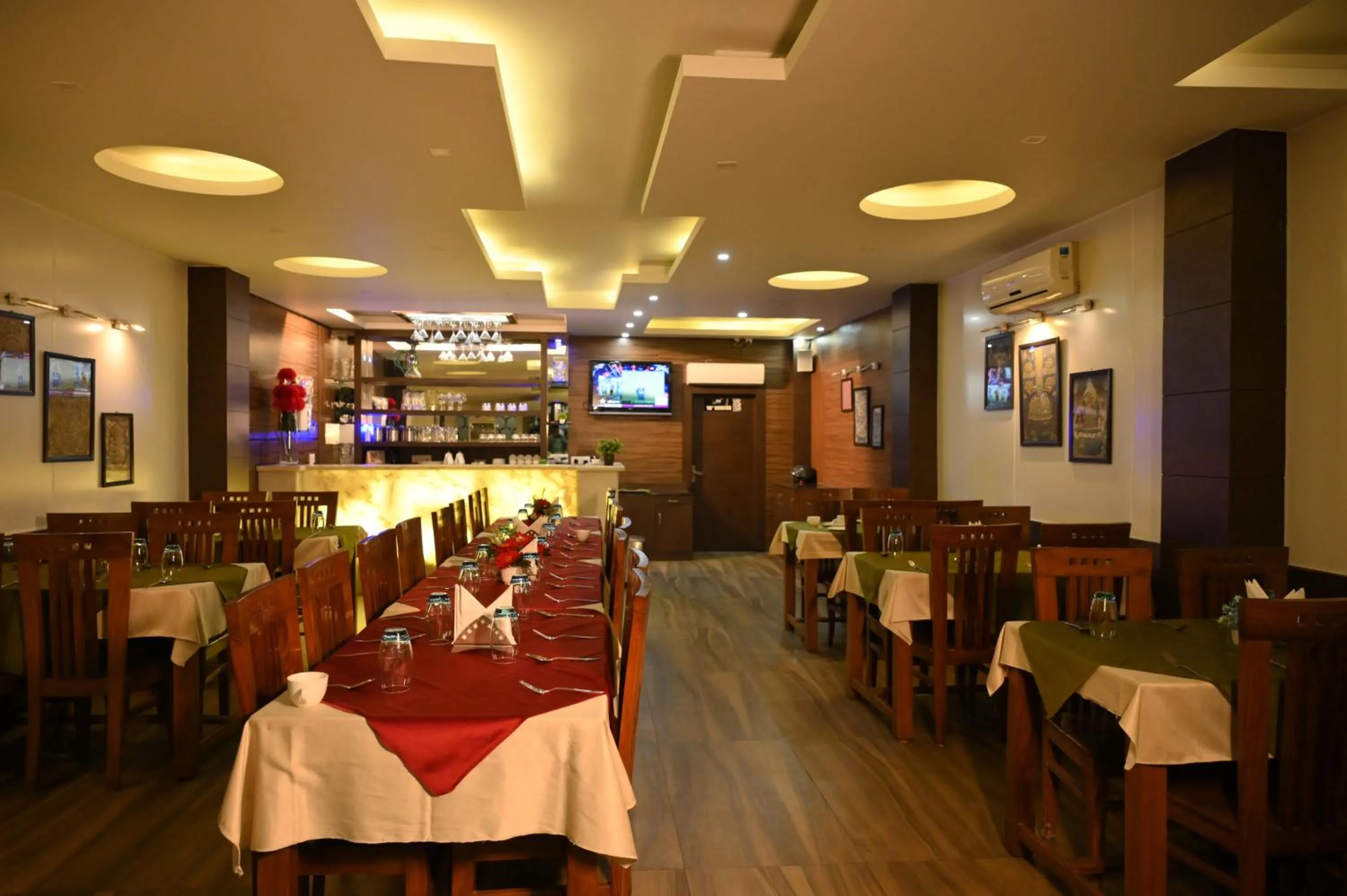 Restaurant/places to eat in Hotel DH