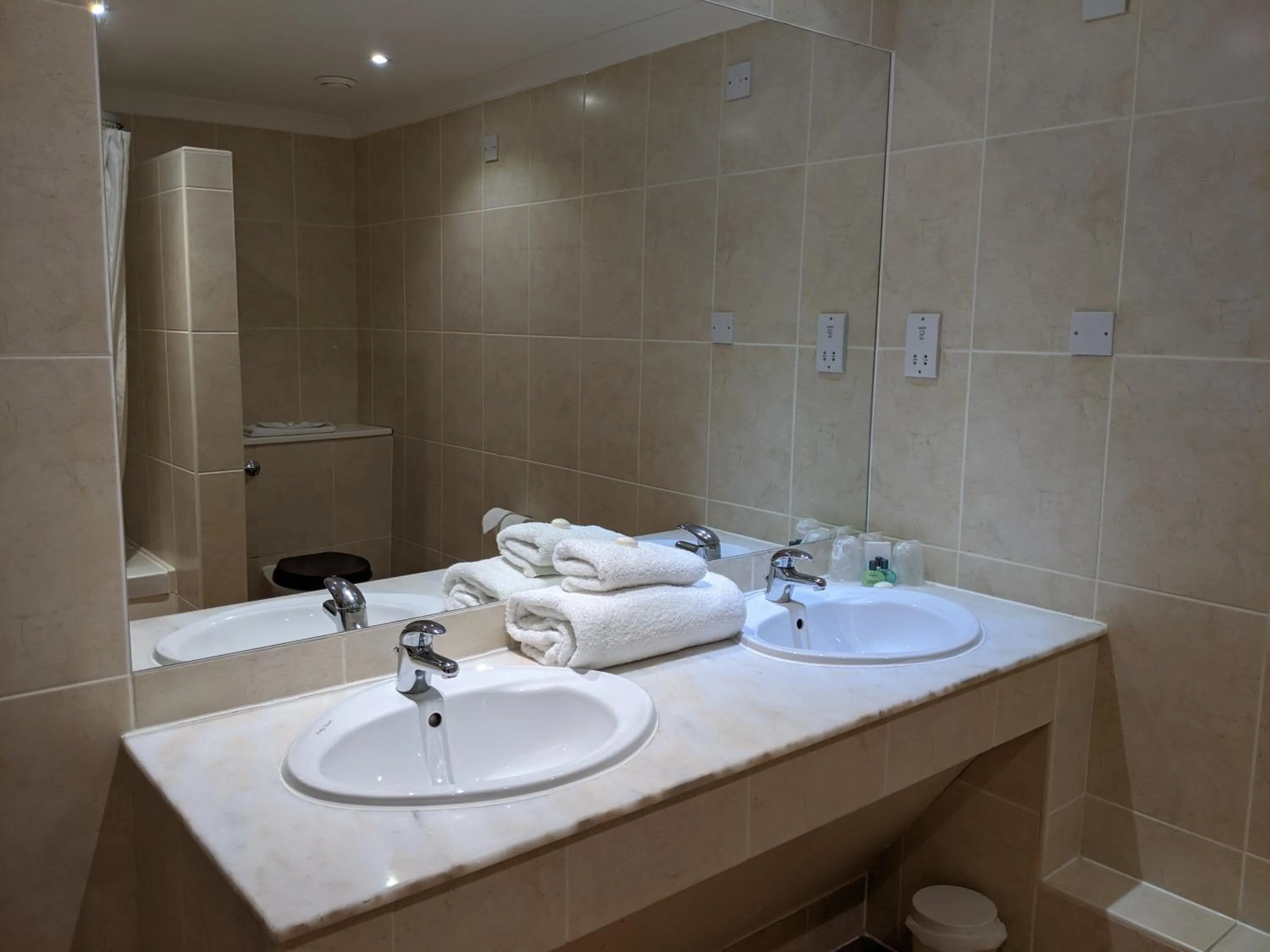 Executive Twin Double Bedroom in London Beach Country Hotel & Golf Club