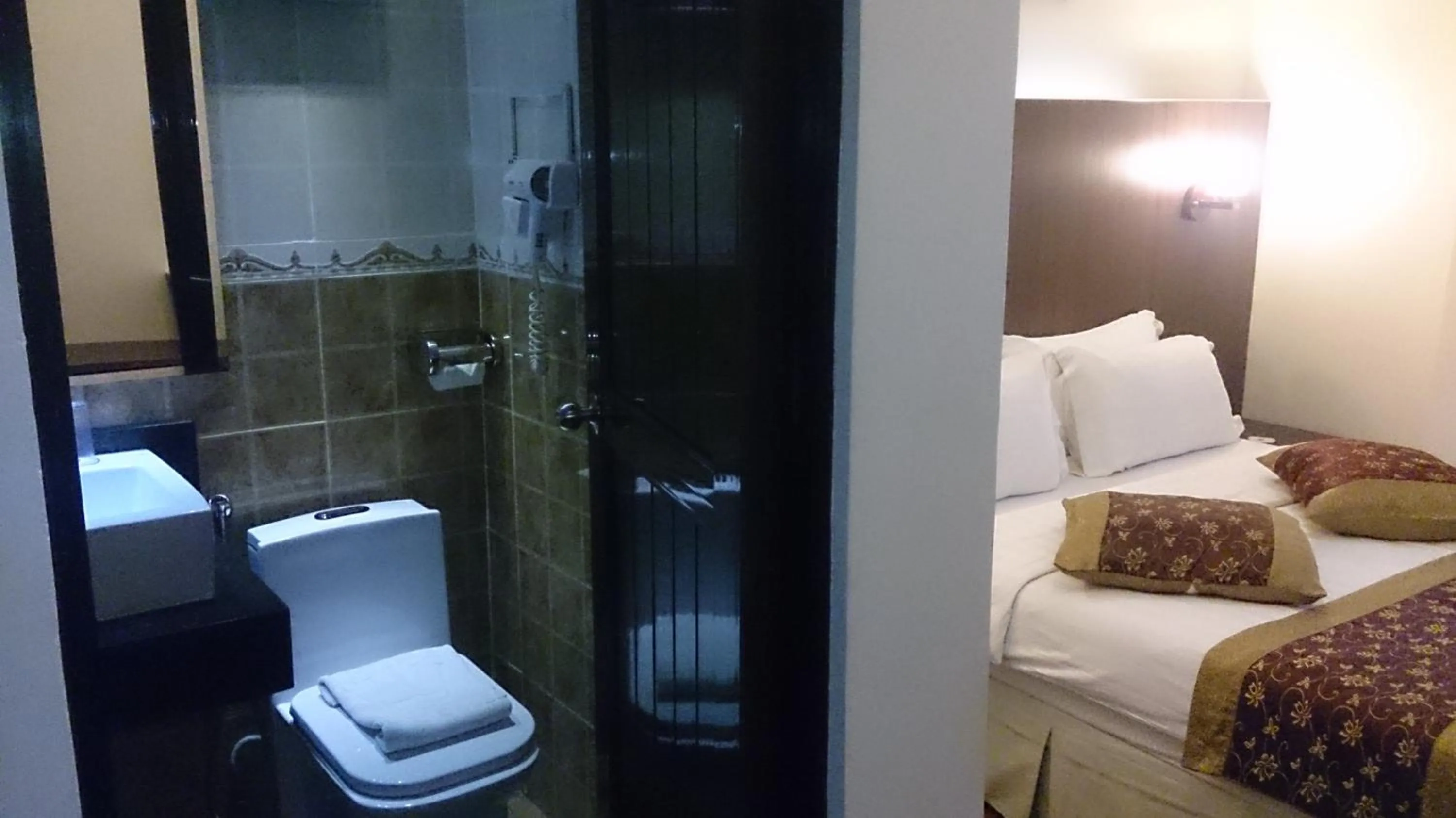 Bathroom, Bed in Hotel & Apartment Ambassador 3