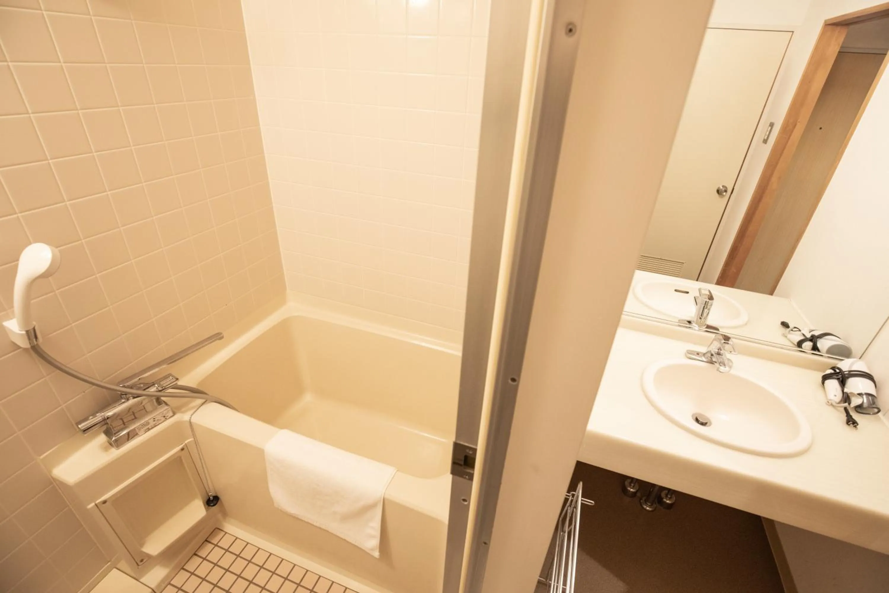 Shower in Motosu Phoenix Hotel