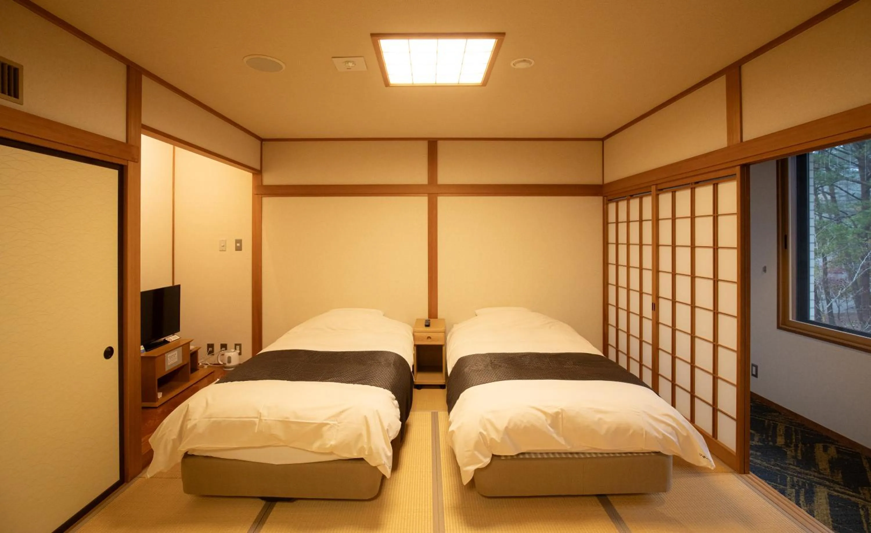 Photo of the whole room, Bed in Motosu Phoenix Hotel